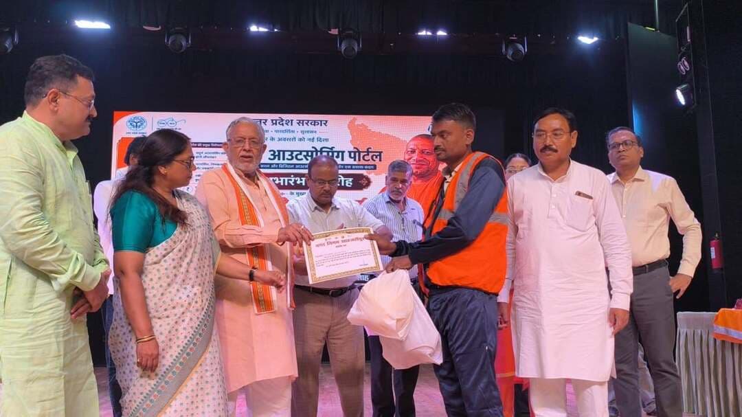 👉#आउटसोर्स कर्मियों के हितों से खिलवाड़ किया तो एजेंसियों पर होगी कार्रवाई : खन्ना
---हर माह 1 से 5 तारीख के बीच मिलेगा वेतन, ईपीएफ-ईएसआईसी के साथ बीमा और सामाजिक सुरक्षा का लाभ
--तीन साल के लिए इम्पैनल होंगी अधिकृत एजेंसियां, नियम तोड़ने पर ब्लैकलिस्ट होंगी
शाहजहाँपुर। आउटसोर्स कर्मचारियों के हितों से खिलवाड़ अब एजेंसियों को भारी पड़ेगा। नियमों और शर्तों का उल्लंघन करने वाली आउटसोर्सिंग एजेंसियों के खिलाफ कार्रवाई होगी और जरूरत पड़ने पर उन्हें ब्लैकलिस्ट कर इम्पैनलमेंट से बाहर किया जाएगा। आउटसोर्स कर्मियों को हर महीने एक से पांच तारीख के बीच वेतन, ईपीएफ और ईएसआईसी का लाभ देने के साथ स्वास्थ्य एवं दुर्घटना बीमा जैसी सामाजिक सुरक्षा सुविधाएं भी मिलेंगी। प्रदेश सरकार की ओर से शुरू किए गए उत्तर प्रदेश आउटसोर्स सेवा निगम के शुभारंभ कार्यक्रम का बुधवार को लखनऊ स्थित लोक भवन से सजीव प्रसारण शाहजहांपुर के गांधी भवन सभागार में किया गया। कार्यक्रम के मुख्य अतिथि प्रदेश के वित्त एवं संसदीय कार्य मंत्री सुरेश कुमार खन्ना रहे। वित्त मंत्री ने कहा कि आउटसोर्स कर्मियों के अधिकारों और सेवा संबंधी लाभों को सुनिश्चित करने के लिए नई व्यवस्था लागू की गई है। अब सेवाएं अधिकृत आउटसोर्सिंग एजेंसियों के माध्यम से ही उपलब्ध कराई जाएंगी। निर्धारित मानकों को पूरा करने वाले सर्विस प्रोवाइडरों को तीन वर्ष के लिए इम्पैनल किया जाएगा। उन्होंने स्पष्ट किया कि कर्मियों के हितों की अनदेखी करने वाली एजेंसियों के खिलाफ सख्त कार्रवाई की जाएगी। खन्ना ने कहा कि नई व्यवस्था से आउटसोर्स कर्मियों के शोषण पर प्रभावी अंकुश लगेगा। कर्मियों को प्रत्येक माह एक से पांच तारीख के बीच वेतन मिलेगा। ईपीएफ और ईएसआईसी की सुविधा समय से उपलब्ध कराने के साथ मातृत्व अवकाश, स्वास्थ्य बीमा और दुर्घटना बीमा जैसी सुविधाएं भी सुनिश्चित की जाएंगी। वित्त मंत्री ने बताया कि दुर्घटना की स्थिति में प्रावधानों के अनुसार 20 लाख, 40 लाख और 50 लाख रुपये तक का बीमा कवर उपलब्ध कराया जाएगा। अग्निकांड से प्रभावित आउटसोर्स कर्मियों के लिए भी 10 लाख रुपये तक की सहायता या बीमा कवर की व्यवस्था की गई है। कर्मियों के जीरो बैलेंस पर बैंक खाते खुलवाए जाएंगे। कार्यक्षमता बढ़ाने के लिए पोर्टल के माध्यम से प्रशिक्षण भी दिया जाएगा। नई व्यवस्था के तहत आउटसोर्स सेवाओं में अनुसूचित जाति, अनुसूचित जनजाति, अन्य पिछड़ा वर्ग, दिव्यांगजन, महिलाओं और स्वतंत्रता संग्राम सेनानियों के लिए आरक्षण की व्यवस्था सुनिश्चित की गई है। महापौर अर्चना वर्मा ने कहा कि आउटसोर्स कर्मी अपनी सेवा संबंधी समस्याएं और अधिकारों से जुड़ी शिकायतें उत्तर प्रदेश आउटसोर्स सेवा पोर्टल के माध्यम से दर्ज करा सकेंगे। नगर आयुक्त सौम्या गुरुरानी ने बताया कि पोर्टल का उद्देश्य कर्मियों की समस्याओं का निस्तारण, उन्हें सेवा संबंधी लाभ दिलाना और आउटसोर्सिंग एजेंसियों को विनियमित करना है। कार्यक्रम में नगर निगम के सफाई कर्मचारियों को प्रशस्ति पत्र और सुरक्षा किट देकर सम्मानित किया गया। श्रम विभाग की योजनाओं के लाभार्थियों को हितलाभ एवं प्रमाण-पत्र भी वितरित किए गए। कन्या सहायता योजना के तहत अनवर अली को 65 हजार रुपये तथा शिशु हितलाभ योजना के तहत जागीर खान और मो. यूनूस को 31-31 हजार रुपये के स्वीकृत प्रमाण-पत्र दिए गए। इस दौरान महापौर अर्चना वर्मा, वेद प्रकाश मौर्य, जिला सहकारी बैंक अध्यक्ष डीपीएस राठौर, पूर्व सफाई कर्मचारी आयोग अध्यक्ष सुरेंद्र नाथ वाल्मीकि, नगर आयुक्त सौम्या गुरुरानी, जिलाधिकारी धर्मेंद्र प्रताप सिंह, सीडीओ उत्कर्ष द्विवेदी, सहायक श्रम आयुक्त केके गुप्ता सहित जनप्रतिनिधि और अधिकारी मौजूद रहे।
Archna Verma
Suresh Kumar Khanna