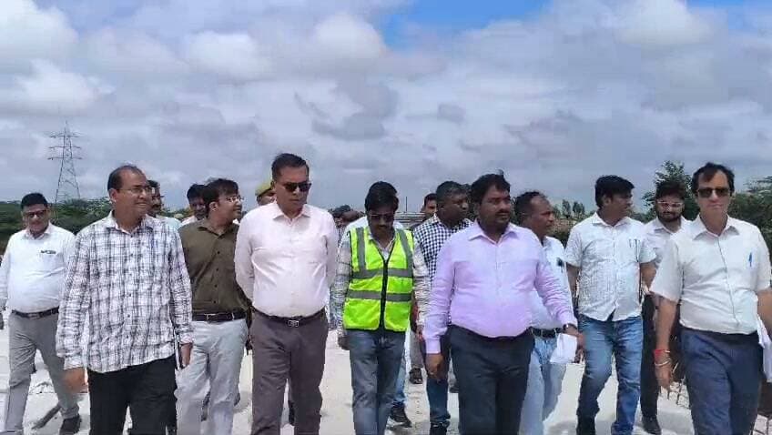 👉#सुभाष नगर पुल, डैम रोड और अजीजगंज तटबंध का डीएम ने किया निरीक्षण, बाढ़ को लेकर प्रशासन अलर्ट
शाहजहांपुर। पहाड़ी क्षेत्रों में हो रही भारी बारिश के चलते गर्रा नदी का जलस्तर लगातार बढ़ रहा है। चार सितंबर तक जलस्तर 148.00 मीटर तक पहुंचने की संभावना को देखते हुए जिलाधिकारी धर्मेंद्र प्रताप सिंह ने बुधवार को संवेदनशील स्थलों का निरीक्षण किया। डीएम ने सुभाष नगर के पास गर्रा नदी पर निर्माणाधीन पुल, मौजमपुर पंप कैनाल के पास डैम रोड तथा अजीजगंज तटबंध के पास कांशीराम कॉलोनी के नाले पर लगे गेट का जायजा लिया।निरीक्षण के दौरान नगर आयुक्त सौम्या गुरुरानी, सीडीओ उत्कर्ष द्विवेदी, एडीएम (वि./रा.) अरविंद कुमार, एसडीएम सदर अतुल कुमार सिंह, अधिशासी अभियंता शारदा नहर खंड सुनील भास्कर समेत अन्य अधिकारी मौजूद रहे। डीएम ने डैम रोड के कल्वर्ट बंद कराने, दो से तीन शरणालय सक्रिय करने और बाढ़ सुरक्षा के लिए निगरानी तेज रखने के निर्देश दिए।