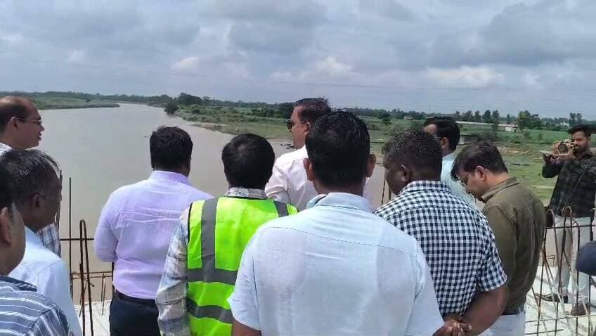 4 सितंबर तक 148 मीटर तक पहुंच सकता है गर्रा का जलस्तर, डीएम ने किया निरीक्षण
शाहजहांपुर। पहाड़ी क्षेत्रों में पिछले दो दिनों से हो रही भारी बारिश के चलते गर्रा नदी का जलस्तर लगातार बढ़ रहा है। बढ़े जलस्तर का प्रभाव चार सितंबर तक शाहजहांपुर पहुंचने की संभावना है और नदी का जलस्तर करीब 148.00 मीटर तक पहुंच सकता है। इसे देखते हुए जिलाधिकारी धर्मेंद्र प्रताप सिंह ने बुधवार को गर्रा नदी के संवेदनशील स्थलों का निरीक्षण किया।
डीएम ने नगर आयुक्त सौम्या गुरुरानी, सीडीओ उत्कर्ष द्विवेदी, एडीएम (वि./रा.) अरविंद कुमार, एसडीएम सदर अतुल कुमार सिंह समेत अधिकारियों के साथ सुभाष नगर के पास गर्रा नदी पर निर्माणाधीन पुल, मौजमपुर पंप कैनाल के पास डैम रोड और अजीजगंज तटबंध के पास कांशीराम कॉलोनी के नाले पर लगे गेट का निरीक्षण किया। उन्होंने डैम रोड के कल्वर्ट बंद कराने और दो से तीन शरणालय सक्रिय करने के निर्देश दिए। अधिकारियों को बाढ़ सुरक्षा के मद्देनजर सतर्क रहने और निगरानी तेज करने को कहा।