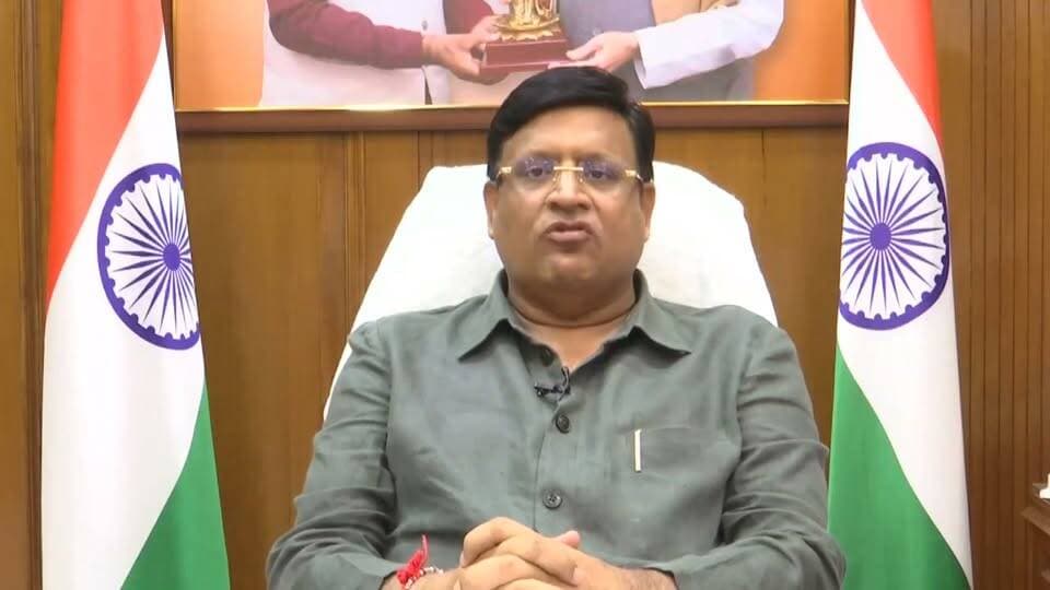 सफाई कर्मियों के सम्मान, अधिकार और सुरक्षित भविष्य के लिए सरकार प्रतिबद्ध : कैबिनेट मंत्री विपुल गोयल
₹25,560 तक होगी 10 वर्ष से अधिक समय से कार्यरत पात्र सफाई कर्मियों की मासिक देय राशि, 60 वर्ष की आयु तक मिलेगी सेवा सुरक्षा
Aonenews अरविंद बक्शी
सफाई कर्मचारियों के हित में बड़ा कदम उठाते हुए हरियाणा सरकार ने पालिका रोल पर कार्यरत पात्र सफाई कर्मियों को सेवा सुरक्षा प्रदान करने का निर्णय लिया है। इसके साथ ही 10 वर्ष से अधिक समय से कार्यरत पात्र सफाई कर्मियों की कुल मासिक देय राशि बढ़ाकर ₹25,560 तक करने का फैसला किया गया है। सरकार के इन निर्णयों से सफाई कर्मियों को नौकरी की सुरक्षा के साथ-साथ आर्थिक और सामाजिक सुरक्षा के कई महत्वपूर्ण लाभ प्राप्त होंगे।
हरियाणा सरकार में कैबिनेट मंत्री विपुल गोयल ने कहा कि सफाई कर्मचारी प्रदेश के शहरों को स्वच्छ, स्वस्थ और बेहतर बनाने में महत्वपूर्ण भूमिका निभा रहे हैं। प्रतिदिन कठिन परिस्थितियों में अपनी जिम्मेदारी निभाते हुए स्वच्छता व्यवस्था को मजबूत बनाने वाले इन कर्मियों के योगदान का सम्मान करना सरकार की प्राथमिकता है। उन्होंने कहा कि कर्मचारियों की जायज मांगों को लेकर सरकार ने संवेदनशीलता और सकारात्मक दृष्टिकोण के साथ लगातार काम किया है।
कैबिनेट मंत्री विपुल गोयल ने कहा कि पिछले कुछ दिनों से सफाई कर्मचारी अपनी मांगों को लेकर हड़ताल पर हैं। सरकार ने उनकी लगभग सभी मांगों पर सहमति प्रदान की है और उनके समाधान की प्रक्रिया भी शुरू कर दी गई है। सरकार का प्रयास है कि कर्मचारियों की समस्याओं का समाधान संवाद और सकारात्मक वातावरण के माध्यम से हो तथा प्रदेश की स्वच्छता व्यवस्था भी निर्बाध रूप से चलती रहे।
उन्होंने कहा कि इसी दिशा में पालिका रोल पर कार्यरत सफाई कर्मियों को हरियाणा कॉन्ट्रैक्चुअल एम्प्लॉइज़ (सर्विस की सुनिश्चितता) एक्ट, 2024 के तहत सेवा सुरक्षा देने का निर्णय लिया गया है। इसके तहत पात्र सफाई कर्मियों की नौकरी 60 वर्ष की आयु तक सुरक्षित होगी। साथ ही अधिनियम के प्रावधानों के अनुसार उन्हें नियमित कर्मचारियों की तरह कई अन्य लाभ भी प्राप्त होंगे।
कैबिनेट मंत्री विपुल गोयल ने बताया कि वर्तमान में सफाई कर्मियों को भत्तों सहित ₹20,590 प्रतिमाह प्राप्त हो रहे हैं। सरकार द्वारा इसमें बढ़ोतरी करते हुए 10 वर्ष से अधिक समय से कार्यरत पात्र सफाई कर्मियों की कुल मासिक देय राशि ₹25,560 तक करने का निर्णय लिया गया है। यह निर्णय सफाई कर्मियों की आर्थिक स्थिति को मजबूत करने और उनके परिवारों के सुरक्षित भविष्य की दिशा में एक महत्वपूर्ण कदम है।
उन्होंने कहा कि इसके अतिरिक्त सफाई कर्मियों को वार्षिक महंगाई भत्ता, मृत्यु-सह-सेवानिवृत्ति ग्रेच्युटी, मातृत्व अवकाश तथा हरियाणा कौशल रोजगार निगम (HKRN) के अंतर्गत एक्स-ग्रेशिया वित्तीय सहायता और एक्स-ग्रेशिया नियुक्ति जैसी सुविधाएं भी मिलेंगी। इन प्रावधानों से सफाई कर्मियों और उनके परिवारों को दीर्घकालिक सामाजिक एवं आर्थिक सुरक्षा का लाभ मिलेगा।
कैबिनेट मंत्री ने कहा कि सरकार केवल कर्मचारियों की मांगों को सुनने तक सीमित नहीं है, बल्कि उनकी समस्याओं के व्यावहारिक और स्थायी समाधान की दिशा में भी ठोस निर्णय ले रही है। सफाई कर्मचारियों के हित में लिए गए ये निर्णय सरकार की कर्मचारी कल्याण के प्रति प्रतिबद्धता और संवेदनशील सोच को दर्शाते हैं।
उन्होंने सफाई कर्मचारियों से अपील की कि वे हड़ताल समाप्त कर अपने कार्य पर लौटें और हरियाणा की स्वच्छता व्यवस्था को फिर से अपनी मेहनत, समर्पण और जिम्मेदारी से गति प्रदान करें। उन्होंने कहा कि स्वच्छता से जुड़ी व्यवस्था का सीधा संबंध प्रदेश के प्रत्येक नागरिक के स्वास्थ्य, सुविधा और जीवन की गुणवत्ता से है। इसलिए सफाई कर्मचारियों की भूमिका केवल एक नौकरी तक सीमित नहीं, बल्कि जनसेवा से सीधे जुड़ी हुई है।
कैबिनेट मंत्री विपुल गोयल ने कहा कि प्रधानमंत्री नरेंद्र मोदी के नेतृत्व और मुख्यमंत्री नायब सिंह सैनी के मार्गदर्शन में हरियाणा सरकार समाज के प्रत्येक वर्ग के हितों को प्राथमिकता देते हुए अंत्योदय की भावना के साथ कार्य कर रही है। सरकार का उद्देश्य है कि प्रदेश के विकास में योगदान देने वाले हर कर्मचारी को सम्मान मिले, उसके अधिकार सुरक्षित रहें और उसके परिवार का भविष्य बेहतर एवं सुरक्षित हो।
कैबिनेट मंत्री विपुल गोयल ने कहा कि स्वच्छ और स्वस्थ हरियाणा के निर्माण में अपना महत्वपूर्ण योगदान देने वाले हमारे सफाई कर्मचारी प्रदेश की स्वच्छता व्यवस्था के प्रहरी हैं। उनकी मेहनत और सेवा का सम्मान करना हम सभी की जिम्मेदारी है। उनके सम्मान, अधिकारों, आर्थिक सुरक्षा और सुरक्षित भविष्य के लिए हमारी सरकार हमेशा उनके साथ खड़ी रहेगी और उनके हितों के लिए निरंतर प्रयासरत रहेगी। हरियाणा के विकास, सुशासन और जनकल्याण को नई गति देना हमारी सरकार का संकल्प है तथा प्रदेश के प्रत्येक वर्ग की खुशहाली और सुरक्षित भविष्य हमारी सर्वोच्च प्राथमिकता है।