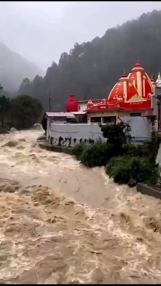 उत्तराखंड में लगातार बारिश का कहर!नैनीताल में बाढ़ जैसे हालात बन गए हैं और प्रसिद्ध कैंची धाम (नीम करौली बाबा) यात्रा भी इससे प्रभावित हुई है।जो लोग इस समय यात्रा की योजना बना रहे हैं,वे मौसम की स्थिति देखकर ही घर से निकलें। सभी की सुरक्षा के लिए प्रार्थना।#Nainital #KainchiDham
#KainchiDham #Nainital #ShipraRiver #Uttarakhand #RainAlert