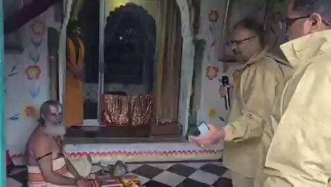 चित्रकूट बाढ़ में मंदिर में पानी घुस गया। मंदाकिनी खतरे के निशान से ऊपर! DM/SP पुजारी को मंदिर से बाहर निकालने पहुंचे
पुजारी ने कहा कि जिंदगी भगवान के चरणों में...बीती उन्हें कैसे छोड़ दूं….अधिकारी बेरंग लौटे।
मंदिर की पवित्रता ऐसे पुजारियों ने बनाकर रखी है।
