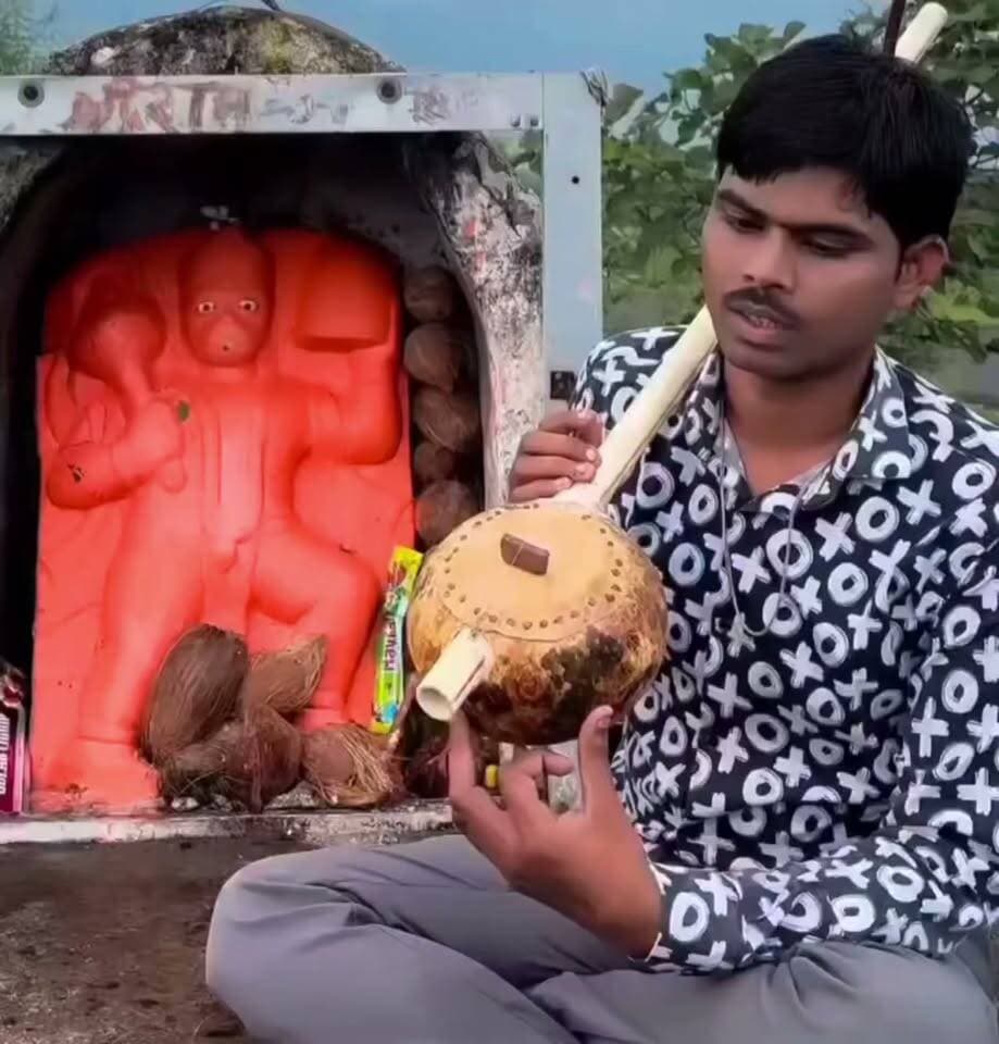 #HanumanAnsh सिर्फ एक फिल्म नहीं भक्ति और आस्था का अनुभव है। 🚩🙏
Neem Karoli Baba की भक्ति, हनुमान जी की भक्ति-शक्ति और दिल को छू लेने वाला संगीत इस फिल्म को खास बनाते हैं।
फिल्म का वायरल भजन “मैंने तो तेरे ही भरोसे, हनुमान…” बुंदेलखंड के दृष्टिबाधित गायक सुनील लोधी ने गाया है। उनकी आवाज़ में भक्ति और भाव सच में दिल छू लेते हैं।