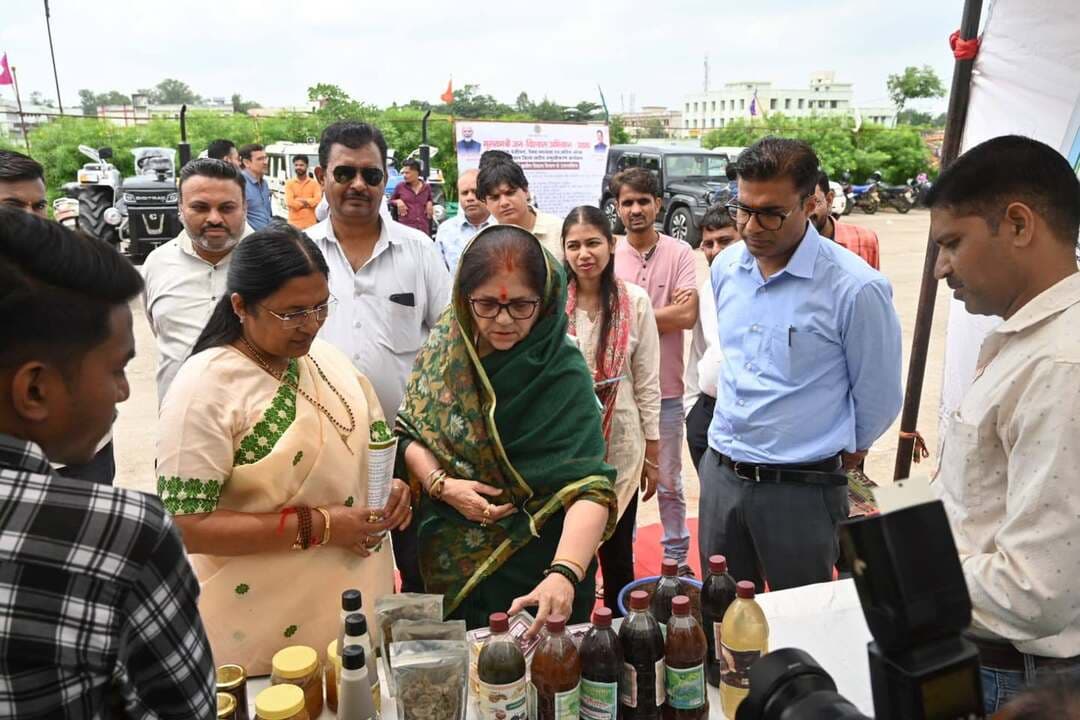 म०प्र० शासन के निर्देशानुसार बलराम जयंती के उपलक्ष्य में बलराम कृषि महोत्सव का आयोजन 02 सितम्बर 2026 को पीजी कॉलेज धार में आयोजित किया गया। जिसमे मुख्य अतिथि श्रीमती सावित्री ठाकुर केन्द्रीय राज्य मंत्री महिला एवं बाल विकास भारत सरकार एवं विशेष अतिथि के रूप में विधायक श्रीमती नीना विक्रम वर्मा, कलेक्टर श्री राजीव रंजन मीना, कृषि समिति अध्यक्ष श्री अशोक डावरअ न्य किसान संघ के पदाधिकारी उपस्थित रहे। मुख्य अतिथियों द्वारा भगवान बलराम की प्रतिमा पर दीप प्रज्वलन एवं माल्यार्पण कर कार्यक्रम का शुभारंभ किया ।
कलेक्टर श्री राजीव रंजन मीना जिला धार के निर्देशन एवं मार्गदर्शन मे कार्यक्रम का आयोजन किया गया जिसमे कृषि उद्यानिकी मत्स्य पशुपालन कृषि अभियांत्रिकी कृषि विज्ञान केन्द्र धार सहकारिता कृष्णा फास्केम लिमी एन०जी०ओ० आगाखों द्वारा कृषि की लगाई गई स्टाल में कृषि से संबंधित लाभो के बारे एवं योजनाओ के बारे में प्रदर्शित किया गया। कार्यकम में लगभग 700 से अधिक किसानो ने भाग लिया।
कार्यक्रम के मुख्य अतिथि श्रीमती सावित्री ठाकुर द्वारा किसानो को संबोधित करते हुए कहा कि धार में अब रेल लाईन आ गई है। सिंचाई परियोजना आ रही है, पीएम मेगा पार्क का कार्य त्वरित गति से चल रहा है जो कि धार एवं धार जिले के किसानो के लिए विकास मे सहभागी होगा।
श्रीमती नीना वर्मा ने कहा कि म०प्र० सरकार किसानो के हित मे महत्वपूर्ण कार्य कर रही है जिससे किसान अपनी आय में वृद्धि कर सशक्त हो रहा है।
कलेक्टर श्री राजीव रंजन मीना ने कहा कि जिले में सिंचाई क्षेत्र बढने के साथ-साथ उत्पादन भी बढ रहा है किसान अपने उपज का मूल्य संर्वधन कर अधिक आय प्राप्त करने की ओर अग्रसर हो । कार्यक्रम की रूप रेखा श्री विजय चौरसिया उप संचालक कृषि जिला धार द्वारा रखी गई कार्यक्रम का संचालन श्रीमती डॉ. सविता कुमारी द्वारा किया गया।
Jansampark Madhya Pradesh