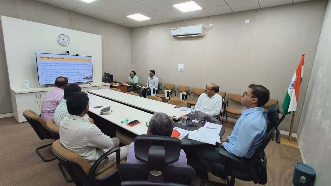 प्रधानमंत्री श्री मोदी के जन्म दिवस 17 सितंबर से आरंभ होगा सेवा संकल्प अभियान : मुख्यमंत्री डॉ. यादव
प्रधानमंत्री श्री मोदी का देश के विकास और लोकतंत्र को सशक्त करने में अविस्मरणीय योगदान रहा है
प्रधानमंत्री श्री मोदी के सार्वजनिक जीवन की सबसे बड़ी विशेषता सेवा का संस्कार है
अभियान के माध्यम से प्रधानमंत्री श्री मोदी के 25 वर्षों के कार्यकाल की प्रमुख उपलब्धियों को जनता के बीच ले जाया जाएगा*ल
मध्यप्रदेश अभियान में ऐसा मॉडल प्रस्तुत करें, जिसे देश में सुशासन, सेवा और जनसहभागिता के उदाहरण के रूप में देखा जाए
प्रधानमंत्री श्री मोदी से 17 अक्टूबर को भेंट करेंगे जनप्रतिनिधि, जनसेवक महाकुंभ-पंचायत से पार्लियामेंट कार्यक्रम होगा आयोजित
सेवा संकल्प अभियान में जन-विश्वास अभियान के अंतर्गत संचालित गतिविधियों को भी सम्मिलित करें
मुख्यमंत्री डॉ. यादव ने सेवा संकल्प अभियान की तैयारियों की संबंध में ली बैठक
--
मुख्यमंत्री डॉ. मोहन यादव ने कहा है कि प्रधानमंत्री श्री नरेन्द्र मोदी के सार्वजनिक जीवन के पच्चीस वर्ष केवल सत्ता के नहीं बल्कि निरंतर सेवा और राष्ट्र निर्माण के पच्चीस वर्ष है। सात अक्टूबर 2001 को गुजरात के मुख्यमंत्री के रूप में शुरू हुई यह संवैधानिक यात्रा आज एक ऐतिहासिक पड़ाव पर पहुंची है। मुख्यमंत्री से प्रधानमंत्री तक उन्होंने जन सेवा को अपना संकल्प बनाया। प्रधानमंत्री श्री मोदी ने देश के विकास और लोकतंत्र को सशक्त करने में अविस्मरणीय योगदान दिया है। इस गौरव पूर्ण यात्रा को जन-जन तक पंहुचाने के लिए प्रधानमंत्री श्री मोदी के जन्म दिवस 17 सितंबर से 17 अक्टूबर तक सेवा संकल्प अभियान चलाया जाएगा। प्रधानमंत्री श्री मोदी के सार्वजनिक जीवन की सबसे बड़ी विशेषता सेवा का संस्कार है। यही संस्कार आज 'सेवा संकल्प अभियान' के माध्यम से जन-जन तक पहुंचाने का संकल्प है। प्रधानमंत्री श्री मोदी के 25 वर्षों के कार्यकाल की प्रमुख उपलब्धियों को हम जनता के बीच ले जाएंगे। इस अभियान के माध्यम से जनकल्याण के लिए संचालित योजनाओं और कार्यक्रमों की जानकारी जन-जन तक पहुंचाने में भी मदद मिलेगी। अभियान को जनसहभागिता के माध्यम से जनसंवाद का माध्यम बनाया जाए। मुख्यमंत्री डॉ. यादव ने सेवा संकल्प अभियान के संबंध में मंत्रालय में आयोजित बैठक में यह निर्देश दिए। बैठक में स्कूल शिक्षा मंत्री श्री उदय प्रताप सिंह, महिला एवं बाल विकास मंत्री सुश्री निर्मला भूरिया, अनुसूचित जाति कल्याण मंत्री श्री नागर सिंह चौहान, पिछड़ा वर्ग एवं अल्पसंख्यक कल्याण राज्यमंत्री श्रीमती कृष्णा गौर, लोक स्वास्थ्य एवं चिकित्सा शिक्षा राज्यमंत्री श्री नरेन्द्र शिवाजी पटेल, राज्यसभा सांसद डॉ. कविता पाटीदार, मुख्य सचिव श्री अशोक बर्णवाल तथा विभिन्न विभागों के वरिष्ठ अधिकारी उपस्थित थे।
*जिलों की विकास पुस्तिकाएं जन-जन तक पहुंचाना सुनिश्चित किया जाए*
मुख्यमंत्री डॉ. यादव ने कहा कि प्रदेश में जारी जन-विश्वास अभियान के अंतर्गत संचालित गतिविधियों को सेवा संकल्प अभियान में सम्मिलित करते हुए कार्यक्रम आयोजित किए जाएं। सेवा संकल्प अभियान की अवधि में आने वाले प्रत्येक शुक्रवार को सभी जिलों में जनकल्याण और जनसंवाद की विशेष गतिविधियां संचालित की जाएं। अभियान के अंतर्गत प्रदेश के नवाचारों को प्रमुख रूप से प्रदर्शित और प्रोत्साहित किया जाए। अभियान के अंतर्गत प्रदेश के सभी जिलों में विकसित विकास पुस्तिकाएं जन-जन तक पहुंचाना सुनिश्चित किया जाए। मुख्यमंत्री डॉ. यादव ने कहा कि सभी मंत्री अपने-अपने विभाग और प्रभार के जिलों में इस अभियान की नियमित समीक्षा करें। हर जिले में तिथिवार कार्ययोजना बनायी जाए। जिला स्तर पर विभागों के बीच बेहतर समन्वय सुनिश्चित किया जाए। मध्यप्रदेश इस अभियान में ऐसा मॉडल प्रस्तुत करें, जिसे देश में सुशासन, सेवा और जनसहभागिता के उदाहरण के रूप में देखा जाए।
*प्रधानमंत्री श्री मोदी के जन्मदिवस पर महाकाल महालोक में बड़ी संख्या में दीप प्रज्वलित होंगे*
मुख्यमंत्री डॉ. यादव ने कहा कि प्रधानमंत्री श्री मोदी के जन्मदिवस 17 सितंबर को उज्जैन स्थित महाकाल महालोक में बड़ी संख्या में दीप प्रज्वलित करने का कार्यक्रम आयोजित किया जाए। प्रधानमंत्री श्री मोदी ने प्रदेश में जिन महत्वपूर्ण परियोजनाओं और कार्यों का लोकार्पण या भूमिपूजन किया है अथवा अन्य कोई महत्वपूर्ण सौगात दी है, उन सभी स्थानों पर भव्य कार्यक्रम आयोजित किए जाएं। मुख्यमंत्री डॉ. यादव ने कहा कि सम्राट विक्रमादित्य महानाट्य की प्रस्तुति अहमदाबाद अथवा वडनगर में की जाए। प्रधानमंत्री श्री मोदी की पहल पर नर्मदा परियोजना और सरदार सरोवर बांध से जिन जिलों के सामाजिक-आर्थिक जीवन में सकारात्मक बदलाव आया है, उन जिलों में नर्मदा परियोजना पर केन्द्रित गतिविधियां संचालित की जाएं। इसी प्रकार केन-बेतवा लिंक परियोजना और पार्वती-कालीसिंध-चंबल परियोजना से लाभान्वित होने वाले क्षेत्रों में प्रधानमंत्री श्री मोदी की इस पहल से जन-जन को अवगत कराया जाए। प्रदेश में विकसित प्रमुख सड़क परियोजनाओं से सुगम हुए यातायात और बढ़ी आर्थिक गतिविधियों की जानकारी का भी प्रचार-प्रसार किया जाए।
*सेवा संकल्प अभियान के अंतर्गत होंगे 13 कार्यक्रम*
मुख्यमंत्री डॉ. यादव की अध्यक्षता में सेवा संकल्प अभियान की तैयारियों के संबंध में हुई बैठक में बताया गया कि अभियान के अंतर्गत 13 कार्यक्रम होंगे। इनमें आशीर्वाद का दीया, 25 करोड़ बच्चों के सपनों का भारत, नमो सेवा गाथा, आंगन का उत्सव, कहानी बदलाव की, विकसित भारत संकल्प यात्रा, सेवा ज्योति यात्रा, वड़नगर से वाराणसी, सेवा मेरा योगदान, सेवा सेतु अभियान-सरकार आपके द्वार, रंगोली राष्ट्र, राष्ट्रीय इनोवेशन चैलेंज और जनसेवक महाकुंभ पंचायत से पार्लियामेंट तक शामिल हैं।
आशीर्वाद के दीया के अंतर्गत हर एक दीया, प्रधानमंत्री श्री मोदी के 25 वर्षों की जनसेवा के प्रति आभार तथा विकसित भारत 2047 के सामूहिक संकल्प का प्रतीक होगा। प्रत्येक परिवार दीप प्रज्वलन करके इस संकल्प का सहभागी बनेगा। सभी स्थानों पर जिला प्रशासन द्वारा पर्याप्त संख्या में दीयों (दीपक) की व्यवस्था तथा अन्य आवश्यक समन्वय किया जाएगा। हितग्राही मूलक योजनाओं के लाभार्थी कार्यक्रम में सम्मिलित होंगे।
25 करोड़ बच्चों के सपनों का भारत के अंतर्गत 17 सितंबर से 7 अक्टूबर के बीच राष्टव्यापी ड्राइंग और भाषण प्रतियोगिता आयोजित होगी। स्कूल शिक्षा विभाग नोडल होगा तथा उच्च शिक्षा, तकनीकी शिक्षा, लोक स्वास्थ्य एवं चिकित्सा शिक्षा विभाग आवश्यक सहयोग प्रदान करेंगे। इसके अंतर्गत सभी सरकारी एवं निजी स्कूलों में प्रधानमंत्री श्री मोदी द्वारा किए गए सेवा कार्यों और विकसित भारत की संकल्पना पर ड्राइंग प्रतियोगिता और भाषण प्रतियोगिता आयोजित होंगी।
नमो सेवा गाथा के अंतर्गत पिछले 25 वर्षों के सेवा कार्य, प्रमुख जनकल्याणकारी योजनाएं और देश में आए बदलावों की कहानी को सरल, भावनात्मक और संगीतमय नुक्कड़ नाट्य प्रस्तुति के माध्यम से गांव-गांव तक पहुंचाया जाएगा। इस गतिविधि में नोडल संस्कृति विभाग होगा और सामाजिक न्याय विभाग आवश्यक सहयोग करेगा। कार्यक्रम समस्त स्कूलों, कॉलेजों, पंचायत, समुदायिक केंद्र एवं अन्य सार्वजनिक स्थलों पर आयोजित होंगे।
आंगन का उत्सव के अंतर्गत 25 सितंबर से 7 अक्टूबर की अवधि में स्थानीय आंगनवाड़ी केंद्रों पर बच्चों के साथ उनकी माताओं को भी आमंत्रित किया जाएगा। कार्यक्रम में आंगनवाड़ी कार्यकर्ताओं का सार्वजनिक रूप से सम्मान किया जायेगा। उत्सव में पोषण, मातृ सहायता, टीकाकरण और सामुदायिक सेवा को सरल कहानियों में प्रस्तुत दिया जाएगा। कार्यक्रम के दौरान शिक्षा, महिला कल्याण, बाल विकास एवं कुपोषण से जुड़ी समस्त नीतियों एवं योजनाओं की जानकारी दी जाएगी। लाभार्थी महिलाएं योजनाओं से उनके जीवन में आए बदलाव के अनुभव साझा करेंगी। आंगन का उत्सव के अंतर्गत आंगनवाड़ी सम्मान एवं मातृ संवाद कार्यक्रम प्रत्येक आंगनवाड़ी केंद्र पर आयोजित किया जाएगा। जिसमें आशा, आंगनवाड़ी कार्यकर्ता एवं सहायिका तथा आशा दीदी एवं सहायिका, सभी का सार्वजनिक अभिनंदन होगा। कार्यक्रम में प्रत्येक केंद्र में दो-तीन लाभार्थी माताओं का सम्मान भी होगा, कार्यक्रम में वे अपने अनुभव एवं सुझाव साझा करेंगी। कार्यक्रम का नोडल महिला एवं बाल विकास विभाग होगा तथा सहयोग लोक स्वास्थ्य एवं चिकित्सा शिक्षा विभाग करेगा।
कहानी बदलाव की कार्यक्रम के अंतर्गत - सरकार की योजनाओं से जिन नागरिकों और क्षेत्रों में सकारात्मक बदलाव आया है, ऐसे नागरिकों द्वारा उनकी वास्तविक कहानियों को देश के सामने लाया जाएगा। नागरिकों और लाभार्थियों को अपनी प्रेरणादायी कहानी भेजने के लिए एक प्रतियोगिता शुरू की जाएगी। इस गतिविधि का नोडल जनसंपर्क विभाग होगा।
विकसित भारत संकल्प यात्रा के अंतर्गत ऐसे स्थल जहां लोगों के जीवन, सुरक्षा, अर्थव्यवस्था, इंफ्रास्ट्रक्चर या अवसरों में वास्तविक बदलाव दिखाई देता हो, उन स्थानों से इन्फ्लुएंसर्स को जोड़कर विकास की वास्तविक कहानियां देश तक पहुंचाने का प्रयास होगा। जनसंपर्क, पर्यटन और संस्कृत विभाग इस गतिविधियों में सहयोग-समन्वय करेंगे।
सेवा ज्याति यात्रा के अंतर्गत गांव, जिला और राज्य स्तर की जनभागीदारी यात्राएं निकाली जाएंगी। पिछले 25 वर्षों की सेवा के प्रति आभार व्यक्त करना और विकसित भारत 2047 का सामूहिक संकल्प लेना यात्रा का उद्देश्य है। स्थानीय जनप्रतिनिधि, सामाजिक संगठनों और नागरिकों की भागीदारी से यह यात्राएं आयोजित की जाएंगी।
वडनगर से वाराणसी - जल, जन और सेवा संकल्प यात्रा के अंतर्गत वडनगर से वाराणसी जाने वाली दस टोलियां होंगी और सभी मार्ग अलग होंगे। वाराणसी से वडनगर आने वाली दस टोलियां होंगी और उनके मार्ग भी अलग होंगे। इस प्रकार यात्रा अधिक से अधिक क्षेत्रों तक पहुंचेगी। प्रत्येक गांव या पड़ाव पर कार्यक्रम आयोजित किये जायें। इसका स्वरूप स्थानीय नागरिकों के साथ सहज संवाद और वार्तालाप का होगा।
सेवा मेरा योगदान अभियान की अवधि 17 सितंबर से 17 अक्टूबर तक होगी। प्रत्येक नागरिक समाज सेवा में अपना योगदान देगा। सेवा गतिविधियों के अंतर्गत रक्तदान शिविर, वृक्षारोपण अभियान, स्वच्छता ही सेवा, स्वास्थ्य जांच शिविर, प्लास्टिक-मुक्त जागरूकता, महिला स्वास्थ्य एवं स्वच्छता, वरिष्ठ नागरिकों के लिए डिजिटल साक्षरता, सड़क सुरक्षा जागरूकता, कचरा पृथक्करण एवं कम्पोस्टिंग, साइबर सुरक्षा जागरूकता जैसी गतिविधियों को प्रोत्साहित किया जाएगा। सेवा अपने घर, मोहल्ले, गांव, स्कूल, कार्यस्थल अथवा किसी सार्वजनिक स्थान पर की जा सकती हैं। नदी घाटों और रीवर फ्रंट आदि की साफ-सफाई को विशेष रूप से शामिल किया जाएगा। सभी गतिविधियां युवा, महिलाओं, वरिष्ठ नागरिक, सामाजिक कार्यकर्ता और सभी आयु वर्ग के नागरिकों की भागीदारी से संचालित होंगी।
सेवा सेतु अभियान सरकार आपके द्वार के अंतर्गत जिले के प्रत्येक विधानसभा स्तर पर 'सेवा सेतु' शिविर आयोजित किए जाएंगे। शिविर में राज्य एवं केंद्र सरकार की वे योजनाएं सम्मिलित होंगी, जो सीधे सामान्य नागरिक पर लागू होती हैं। प्रत्येक ब्लॉक एवं विधानसभा क्षेत्र में 'सेवा सेतु केंद्र' स्थापित किए जाएंगे। इन केंद्रों के माध्यम से पात्र लाभार्थियों को योजना से जोड़ने, आवेदन कराने और आवश्यक सहायता देने की पूरी व्यवस्था होगी।
रंगोली राष्ट्र के अंतर्गत घर-घर से राष्ट्र तक-आभार और संकल्प की रंगोली कार्यक्रम में एक ही निर्धारित दिन देश के अधिकतम प्रमुख सार्वजनिक स्थलों पर ह्यूमन रंगोली का आयोजन किया जाएगा। केंद्र सरकार की प्रमुख जनकल्याणकारी योजनाएं, राष्ट्रीय प्रतीक तथा विकसित भारत का सपना रंगोली के विषय होंगे। रंगोली स्थानीय रंग एवं शैली में रहेगी।
राष्ट्रीय इनोवेशन चैलेंज में देश के युवाओं, विद्यार्थियों, स्टार्टअप्स, प्रोफेशनल्स, कॉरपोरेट इनोवेटर्स और जमीनी स्तर पर नए समाधान विकसित करने वाले लोगों को जोड़ने के लिए क्षेत्रीय इनोवेशन चैलेंज आयोजित किए जाएंगे। इसमें शिक्षा संस्थानों, स्टार्टअप नेटवर्क, इनक्यूबेशन सेंटर और निजी कंपनी को सहभागी बनाया जाएगा। कार्यक्रम में प्रदर्शनी, लाइव डेमो, युवा संवाद, विशेषज्ञ सत्र और पुरस्कार शामिल होंगे।
जनसेवक महाकुंभ-पंचायत से पार्लियामेंट 17 अक्टूबर को होगा। इस कार्यक्रम में देशभर से आए सरपंच ओर अन्य जनप्रतिनिधि, प्रधानमंत्री श्री मोदी द्वारा सुशासन और सेवा के 25 वर्ष पूर्ण करने के अवसर पर सम्मिलित होंगे। कार्यक्रम के दौरान वंदे मातरम् के सभी 6 छंदों के सामूहिक गायन को गिनीज वर्ल्ड रिकार्ड में दर्ज कराया जाएगा। प्रधानमंत्री श्री मोदी के 25 वर्षों के सेवा कार्यकाल पर वीडियो प्रदर्शन किया जाएगा, प्रधानमंत्री श्री मोदी का संबोधन होगा। इसके बाद प्रधानमंत्री श्री मोदी के नेतृत्व में सभी एक साथ विकसित भारत का संकल्प लेंगे। जिले से कलेक्टर श्री राजीव रंजन मीना सहित संबंधित अधिकारी वीडियो कॉन्फ्रेंसिंग के माध्यम से उपस्थित रहे।
Jansampark Madhya Pradesh