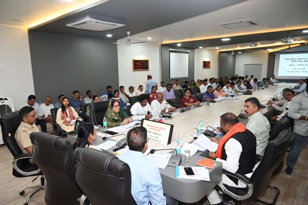 जिला विकास समन्वय एवं निगरानी समिति (दिशा) की बैठक केन्द्रीय राज्यमंत्री महिला एवं बाल विकास तथा अध्यक्ष दिशा समिति धार श्रीमती Savitri Thakur की अध्यक्षता में जिला पंचायत सभाकक्ष में सम्पन्न हुई। बैठक में जिले में संचालित केन्द्र एवं राज्य शासन की योजनाओं, निर्माण कार्यों एवं विभागीय गतिविधियों की समीक्षा की गई।
पीएमएजीवाई के अपूर्ण कार्य प्राथमिकता से पूर्ण करें—केन्द्रीय राज्यमंत्री ने प्रधानमंत्री आदि आदर्श ग्राम योजना के स्वीकृत एवं प्रगतिरत कार्यों की समीक्षा करते हुए शेष कार्यों को प्राथमिकता से पूर्ण कराने के निर्देश दिए। उन्होंने प्रत्येक कार्य की भौतिक एवं वित्तीय प्रगति की नियमित निगरानी करने को कहा।
लंबित निर्माण कार्यों में तेजी लाने के निर्देश—जिले के अपूर्ण निर्माण कार्यों की विधानसभावार समीक्षा करते हुए उन्होंने लंबित कार्यों में आ रही बाधाओं का तत्काल निराकरण करने तथा विभागीय समन्वय से कार्य समय-सीमा में पूर्ण कराने के निर्देश दिए। सांदीपनी स्कूल के शेष निर्माण कार्य भी निर्धारित समय-सीमा एवं तकनीकी मानकों के अनुरूप पूर्ण करने को कहा।
छात्रावासों में सुरक्षा और मूलभूत सुविधाएं सुनिश्चित हों—सभी छात्रावासों में बाउंड्रीवाल, शौचालय एवं पेयजल की समुचित व्यवस्था के निर्देश दिए गए। छात्राओं की सुरक्षा के लिए अनाधिकृत व्यक्तियों के प्रवेश पर रोक लगाने तथा लंबे समय से एक ही स्थान पर पदस्थ अधीक्षकों के स्थानांतरण की कार्रवाई के निर्देश दिए।
सड़क कार्यों की गुणवत्ता पर विशेष जोर—एमपीआरडीसी की परियोजनाओं की समीक्षा करते हुए इंडोरमा ब्रिज एवं सर्विस रोड में सुधार, आवश्यक स्थानों पर गति अवरोधक तथा नियमित रखरखाव के निर्देश दिए गए। कार्य में लापरवाही करने वाली एजेंसियों के विरुद्ध काली सूची में डालने की कार्रवाई के निर्देश भी दिए।
कृषि एवं स्वास्थ्य योजनाओं की समीक्षा—प्रधानमंत्री फसल बीमा योजना, राष्ट्रीय कृषि विकास योजना, परम्परागत कृषि विकास योजना, मृदा स्वास्थ्य कार्ड, ई-राष्ट्रीय कृषि बाजार सहित विभिन्न योजनाओं की समीक्षा कर पात्र किसानों को समय पर लाभ दिलाने तथा लंबित प्रकरणों का समयबद्ध निराकरण करने के निर्देश दिए गए। स्वास्थ्य विभाग के सिकल सेल उन्मूलन एवं राष्ट्रीय क्षय रोग उन्मूलन कार्यक्रम सहित जल संसाधन विभाग के कार्यों की भी समीक्षा हुई।
लक्ष्यों एवं बजट व्यय की समीक्षा—वित्तीय वर्ष 2025-26 के विभागवार लक्ष्यों, स्वीकृत कार्यों, आवंटन एवं व्यय की समीक्षा करते हुए कम प्रगति वाले विभागों को लक्ष्य समय-सीमा में पूर्ण करने के निर्देश दिए गए। राज्यमंत्री ने कहा कि जनहित के कार्यों में लापरवाही अथवा अनावश्यक विलंब स्वीकार नहीं किया जाएगा तथा यह सुनिश्चित किया जाए कि कोई भी पात्र हितग्राही शासन की योजनाओं से वंचित न रहे।
इस दौरान कलेक्टर श्री राजीव रंजन मीना, पुलिस अधीक्षक श्री सचिन शर्मा, डीएफओ श्री विजयनंथम टी आर, विधायक श्रीमती नीना वर्मा, जिला पंचायत अध्यक्ष श्री सरदार सिंह मेढ़ा, जनप्रतिनिधिगण सहित संबंधित अधिकारी उपस्थित रहे।
Jansampark Madhya Pradesh