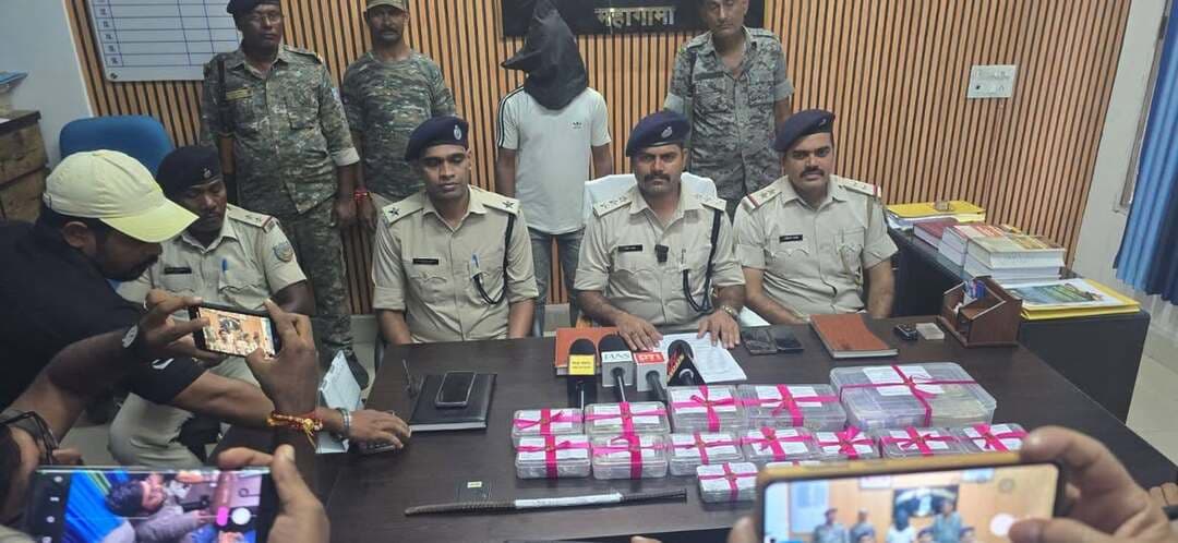महागामा/गोड्डा: दिनांक-15.08.2026 की रात्रि में उर्जानगर निवासी एक व्यक्ति के घर में अज्ञात चोरों द्वारा घर में प्रवेश कर नकद रुपये एवं आभूषणों की चोरी की घटना को अंजाम दिया गया था। इस घटना के संबंध में महागामा थाना कांड संख्या-156/2026 दिनांक-16.08.2026, धारा-305/331(4) बी०एन० एस० के अंतर्गत प्राथमिकी दर्ज की गई। कांड के सफल उद्भेदन हेतु पुलिस अधीक्षक महोदय, गोड्डा के निर्देशानुसार अनुमंडल पुलिस पदाधिकारी, महागामा के नेतृत्व में विशेष छापामारी टीम (SIT) का गठन किया गया। गठित SIT टीम द्वारा त्वरित गति से अनुसंधान करते हुए तकनीकी एवं मानवीय सूचना के आधार पर दिनांक-01.09.2026 को पूर्व के चोरी के घटनाओं में संलिप्त महागामा निवासी कन्हैया कुमार यादव उर्फ कन्हैया उम्र 26 वर्ष पे0 मदन प्रसाद यादव सा0-नाई टोला महागामा, थाना-महागामा, जिला-गोड्डा को पूछताछ हेतु थाना लाया गया। पूछताछ के क्रम में कन्हैया कुमार के द्वारा दिनांक-15/16.08.2026 की रात्रि में उर्जानगर स्थित क्वाटर में चोरी की घटना में अपनी संलिप्तता स्वीकार किया तथा उसके द्वारा चोरी किए गए सामान एवं घटना कारित करने में प्रयुक्त अन्य सामान के संबंध में महत्वपूर्ण जानकारी दी गई। अभियुक्त द्वारा दी गई जानकारी के आधार पर उसके घर पर विधिवत छापामारी की गई, जहां से चोरी किए गए नकद रुपये एवं आभूषणों को बरामद किया गया। बरामद सामान की विधिवत जप्ती सूची तैयार कर जप्त किया गया तथा अभियुक्त कन्हैया कुमार को विधिवत गिरफ्तार किया गया। पूछताछ के क्रम में अभियुक्त द्वारा बताया गया कि चोरी किए गए रुपये में से कुछ राशि उसने शराब एवं जुआ खेलने में खर्च कर दिये है। इस कांड में अन्य संलिप्त अभियुक्तों के संबंध में जाँच किया जा रहा है। गिरफ्तार अभियुक्त कन्हैया कुमार का पूर्व से आपराधिक इतिहास रहा है तथा वह पूर्व में तीन कांडों में जेल जा चुका है। गिरफ्तार अप्राथमिकी अभियुक्त कन्हैया कुमार यादव उर्फ कन्हैया उम्र 26 वर्ष पे० मदन प्रसाद यादव सा०-नाई टोला, महागामा, थाना-महागामा, जिला-गोड्डा को माननीय न्यायालय में उपस्थापन उपरांत मंडल कारा गोड्डा भेजा जा रहा है।
*कांड में गिरफ्तार अभियुक्त का नामः-*
कन्हैया कुमार यादव उर्फ कन्हैया उम्र 26 वर्ष पे० मदन प्रसाद यादव सा०-नाई टोला, महागामा, थाना-महागामा, जिला-गोड्डा
*बरामद सामान :-*
1. 500 रुपया का नोट-800 अदद, कुल रुपया- 4,00,000/-(चार लाख) मात्र। 100 रुपया का नोट-500 अदद, कुल रुपया- 50,000/- (पचास हजार) मात्र
चाँदी का जप्त प्रदर्शः-
2. कंगन 04 (चार) जोड़ा सफेद रंग का चाँदी के जैसा-कुल वजन-230 ग्राम
3. हाथ का कड़ा बच्चों का 07 (सात) जोड़ा सफेद रंग का चाँदी के जैसा, कुल वजन-80 ग्राम
4. पायल-12 (बारह) जोड़ी सफेद रंग का चाँदी जैसा, कुल वजन-533 ग्राम
5. गला का चैन-10 (दस) अदद सफेद रंग का चाँदी के जैसा कुल वजन-140 ग्राम
6. गला का मंगलसुत्र/चैन-03 (तीन) अदद सफेद रंग का चाँदी जैसा जिसमें नग लगा हुआ, कुल वजन-85 ग्राम
7. हाथ का ब्रेसलेट 02 (दो) अदद सफेद रंग का चाँदी जैसा कुल वजन-35 ग्राम
8. पैर का विछिया-11 (ग्यारह) अदद सफेद रंग का चाँदी जैसा कुल वजन-28 ग्राम कुल वजनः-1 Kg 131 Gram
*सोने का जप्त प्रदर्शः-*
9. कान का छुमकी-02 (दो) जोड़ी पीला रंग का सोना जैसा कुल वजन 10.50 ग्राम
10. कान का टॉप्स-04 (चार) जोड़ी पीला रंग का सोना जैसा कुल वजन 08.05 ग्राम
11. लॉकेट-01 (एक) अदद पीला रंग का सोना जैसा वजन-0.90 ग्राम
12. कान का छोटी बाली-03 (तीन) अदद पीला रंग का सोना जैसा कुल वजन-01.00 ग्राम
13. नोज पीन-04 (चार) अदद पीला रंग का सोने जैसा कुल वजन-1.65 ग्राम
14. अंगुठी-01 (एक) अदद पीला रंग का सोना जैसा वजन-02.30 ग्राम कुल वजनः- 24.40 ग्राम
15. लोहा का छोटा सबल ।
*अपराधिक इतिहास :-*
1. महागामा थाना काण्ड संख्या-137/2021, दिनांक 27.07.2021, धारा 377 भा०द०वि० के अन्तर्गत आरोप पत्र संख्या 175/2021, दिनांक 15.11.2021 को समर्पित किया गया है।
2. महागामा थाना काण्ड संख्या 227/2022, दिनांक 07.11.2022, धारा -457/380 भा०द०वि० के अन्तर्गत आरोप पत्र संख्या-300/2022, दिनांक 09.12.2022. को समर्पित किया जा चुका है।
3. महागामा थाना कांड संख्या-38/2025, दिनांक-18-02-2025, धारा-305/331 (4)/326 (g) BNS के अन्तर्गत आरोप पत्र संख्या-116/2025, दिनांक-06.05.2025 समर्पित किया जा चुका है।
*SIT टीम में शामिल पुलिस पदाधिकारी एवं पुलिसकर्मी :-*
1. पु0नि0 उपेन्द्र कुमार महतो, महागामा प्रभागा
2. पु०अ०नि० अभिनव आनन्द, थाना प्रभारी, महागामा थाना।
3. पु०अ०नि० बिनय कच्छप, महागामा थाना।
4. पु०अ०नि० जुगेश्वर उराँव, महागामा थाना।
5. पु०अ०नि० मनोज कुमार, महागामा थाना।
6. स०अ०नि० खालिद अहमद खान, महागामा थाना।
7. महागामा थाना सशस्त्र बला