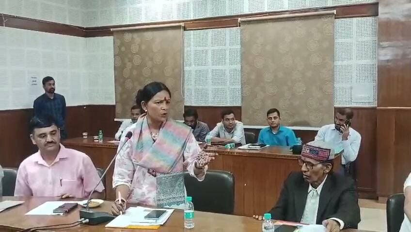 जिला पंचायत पौड़ी की बैठक में गूंजा जिला पंचायत सदस्यों की उपेक्षा का मुद्दा। जिला पंचायत सदस्य पूनम कैंतुरा ने सदन में उठाया मामला। समस्त बोर्ड ने एक स्वर थपथपाई मेज।
