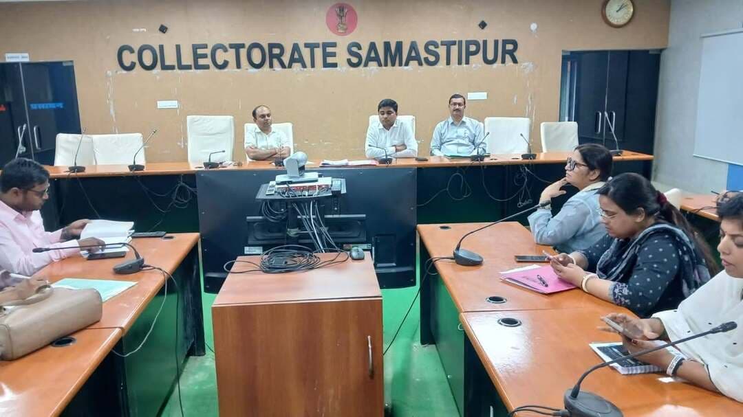जिलाधिकारी की अध्यक्षता में आईसीडीएस की समीक्षात्मक बैठक आयोजित....
समस्तीपुर, 02 सितंबर 2026। जिलाधिकारी, समस्तीपुर श्री रोशन कुशवाहा की अध्यक्षता में आज समाहरणालय सभागार, समस्तीपुर में समेकित बाल विकास सेवाएं (आईसीडीएस) की समीक्षात्मक बैठक आयोजित की गई। बैठक में जिले में आईसीडीएस के माध्यम से संचालित विभिन्न योजनाओं एवं कार्यक्रमों की प्रगति की विस्तृत समीक्षा की गई।
बैठक में उप विकास आयुक्त, समस्तीपुर श्री सूर्य प्रताप सिंह एवं जिला प्रोग्राम पदाधिकारी, आईसीडीएस श्रीमती सुनीता कुमारी सहित आईसीडीएस के अन्य संबंधित पदाधिकारी उपस्थित रहे।
बैठक के दौरान जिलाधिकारी ने आंगनबाड़ी केंद्रों के संचालन, बच्चों की उपस्थिति, पूर्व प्राथमिक शिक्षा, पोषण संबंधी गतिविधियों तथा गर्भवती एवं धात्री महिलाओं को उपलब्ध कराई जा रही सेवाओं की विस्तृत समीक्षा की। उन्होंने संबंधित पदाधिकारियों से योजनाओं की प्रखंडवार प्रगति की जानकारी लेते हुए आवश्यक दिशा-निर्देश दिए।
जिलाधिकारी ने कहा कि बच्चों एवं महिलाओं के पोषण, स्वास्थ्य तथा प्रारंभिक शिक्षा से संबंधित सेवाओं को प्रभावी ढंग से लागू करना जिला प्रशासन की प्राथमिकता है। उन्होंने सभी संबंधित पदाधिकारियों एवं कर्मियों को आपसी समन्वय के साथ कार्य करते हुए पात्र लाभुकों तक योजनाओं का लाभ समय पर पहुंचाने का निर्देश दिया।
बैठक में पोषण ट्रैकर पर लाभुकों से संबंधित आंकड़ों की प्रविष्टि एवं अद्यतन स्थिति की भी समीक्षा की गई।
जिलाधिकारी ने पोषण ट्रैकर पर सभी आवश्यक आंकड़ों की शत-प्रतिशत एवं गुणवत्तापूर्ण प्रविष्टि सुनिश्चित करने तथा लंबित कार्यों को निर्धारित समय-सीमा के अंदर पूरा करने का निर्देश दिया।
उन्होंने आंगनबाड़ी केंद्रों के नियमित निरीक्षण एवं अनुश्रवण पर विशेष जोर देते हुए संबंधित अधिकारियों को क्षेत्र भ्रमण कर केंद्रों की वास्तविक स्थिति का जायजा लेने का निर्देश दिया। आंगनबाड़ी केंद्रों पर उपलब्ध आधारभूत सुविधाओं, स्वच्छ पेयजल, शौचालय, स्वच्छता, भवन की स्थिति तथा बच्चों के लिए उपलब्ध अन्य आवश्यक सुविधाओं की भी समीक्षा की गई।
जिलाधिकारी ने आंगनबाड़ी केंद्रों पर बच्चों की नियमित उपस्थिति एवं उन्हें गुणवत्तापूर्ण पोषण तथा पूर्व प्राथमिक शिक्षा उपलब्ध कराने पर विशेष ध्यान देने को कहा। उन्होंने कहा कि जीवन के प्रारंभिक वर्षों में बच्चों को उचित पोषण एवं आवश्यक देखभाल उपलब्ध कराना उनके शारीरिक एवं मानसिक विकास के लिए अत्यंत महत्वपूर्ण है।
बैठक में गर्भवती एवं धात्री महिलाओं को उपलब्ध कराई जा रही सेवाओं, बच्चों के पोषण स्तर, पोषण संबंधी गतिविधियों, आंगनबाड़ी केंद्रों के नियमित संचालन तथा विभागीय योजनाओं के क्रियान्वयन की स्थिति पर भी चर्चा की गई।
जिलाधिकारी ने सभी बाल विकास परियोजना पदाधिकारियों को अपने-अपने क्षेत्र में नियमित रूप से आंगनबाड़ी केंद्रों का निरीक्षण करने तथा योजनाओं के क्रियान्वयन में किसी प्रकार की कमी अथवा लापरवाही पाए जाने पर आवश्यक कार्रवाई सुनिश्चित करने का निर्देश दिया।
उन्होंने कहा कि आईसीडीएस की योजनाओं का उद्देश्य समाज के सबसे महत्वपूर्ण वर्ग—बच्चों एवं महिलाओं—को पोषण, स्वास्थ्य एवं प्रारंभिक शिक्षा जैसी आवश्यक सेवाएं उपलब्ध कराना है। इसलिए योजनाओं के क्रियान्वयन में गुणवत्ता, पारदर्शिता एवं जवाबदेही सुनिश्चित करना आवश्यक है।
जिलाधिकारी ने सभी संबंधित पदाधिकारियों को निर्धारित लक्ष्यों के अनुरूप कार्य करने, योजनाओं की नियमित समीक्षा एवं अनुश्रवण करने तथा लंबित कार्यों का शीघ्र निष्पादन सुनिश्चित करने का निर्देश दिया।
बैठक में आईसीडीएस विभाग के संबंधित पदाधिकारी एवं कर्मी सहित अन्य संबंधित अधिकारी उपस्थित थे।
#DistrictAdministration
#samastipur
#ICDS #Anganwadi #PoshanTracker #PoshanAbhiyan #ChildDevelopment #WomenAndChildDevelopment #Nutrition #EarlyChildhoodEducation
Information & Public Relations Department, Government of Bihar