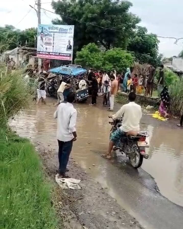 #Balrampur ! #Utraula ; सड़क या मौत का कुआं! #उतरौला_श्रृंगार जोत मार्ग पर 4 फीट गहरा गड्ढा, बच्चों से भरा ई-रिक्शा पलटा...
महुआ धनी चौराहे पर धंसी सड़क बनी जानलेवा; ग्रामीणों ने दी चक्का जाम की चेतावनी, अफसर साधे मौन...
रिपोर्ट-इमरान अली शाह
#उतरौला (#बलरामपुर)। तहसील मुख्यालय को श्रृंगार जोत और आसपास की 10 से अधिक ग्राम पंचायतों से जोड़ने वाला प्रमुख मार्ग इन दिनों प्रशासनिक उपेक्षा का शिकार होकर 'मौत का कुआं' बन चुका है। महुआ धनी स्थित धनी चौराहा मोड़ पर सड़क के बीचो-बीच करीब 3 से 4 फीट गहरा और 6 फीट चौड़ा विशालकाय गड्ढा बन गया है। जलभराव के कारण यह गड्ढा राहगीरों को दिखाई नहीं देता, जिससे रोजाना गंभीर हादसे हो रहे हैं।
मासूमों की चीख-पुकार से दहला इलाका
हाल ही में सुबह करीब 8 बजे स्कूली बच्चों को लेकर जा रहा एक ई-रिक्शा इसी गड्ढे में अनियंत्रित होकर पलट गया। रिक्शे के नीचे बच्चों के दबते ही मौके पर चीख-पुकार मच गई। पास के खेतों में काम कर रहे ग्रामीणों और राहगीरों ने तत्परता दिखाते हुए सभी बच्चों को सुरक्षित बाहर निकाला। गनीमत रही कि मासूमों को हल्की चोटें ही आईं और एक बड़ा हादसा टल गया। समाजसेवी राम बेचन शास्त्री का कहना है कि प्रशासन किसी बड़े हादसे का इंतजार कर रहा है।
लाखों का नुकसान, रोजाना चोटिल हो रहे राहगीर
इस गड्ढे के कारण बेलवा बिजौरा निवासी व्यापारी ध्रुव केशरवानी की 100 बोरी सीमेंट लदी ट्रॉली पलट गई, जिससे उन्हें 40 से 50 हजार रुपये का सीधा नुकसान उठाना पड़ा। इसके अलावा महुआ बाजार, बेलवा बिजौरा, महुआ धनी, श्रृंगार जोत, पाली, पाला और मटियरिया कर्मा सहित दर्जनों गांवों के किसान अपनी फसल मंडी तक नहीं ले जा पा रहे हैं। आए दिन आधा दर्जन से अधिक बाइक सवार गिरकर घायल हो रहे हैं।
आंदोलन के मूड में ग्रामीण
ग्रामीण शौकत अली खां, राजेश यादव और राम कुबेर चौहान ने आक्रोश जताते हुए कहा कि पीडब्ल्यूडी और तहसील प्रशासन को कई बार लिखित शिकायत दी गई, लेकिन केवल कोरे आश्वासन मिले। बरसात के बाद हालत बेहद भयावह हो चुकी है। यदि जल्द ही गड्ढा मुक्त सड़क का निर्माण नहीं कराया गया तो क्षेत्र की जनता चक्का जाम और अनिश्चितकालीन धरना-प्रदर्शन के लिए बाध्य होगी।
अधिकारियों का रुख
मामले पर पीडब्ल्यूडी के संबंधित जेई से संपर्क करने का प्रयास किया गया, लेकिन उनका फोन रिसीव नहीं हुआ। वहीं, एसडीएम उतरौला योगेन्द्र शरण शाह ने बताया कि मामला संज्ञान में आया है। जल्द ही स्थल का निरीक्षण कराकर मरम्मत कार्य शुरू कराया जाएगा।
#balrampur #Utraula #followers #
#nonfollowers #followersreelsfypシ゚viralシfypシ゚viralシ