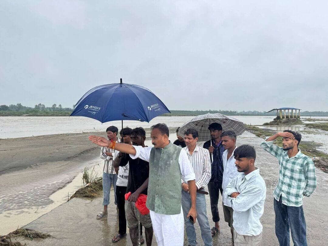 भाजपा नेता संजीव कुमार सिंह आज किच्छा मंडी स्थित गौला नदी पर पहुँचकर नदी के तेज बहाव एवं हो रहे कटाव की स्थिति का मौके पर निरीक्षण किया। इस संबंध में एसडीएम गौरव पांडे से फोन पर वार्ता कर आवश्यक कार्रवाई एवं सुरक्षा व्यवस्था सुनिश्चित करने का आग्रह किया
सतर्क रहें, सुरक्षित रहें।