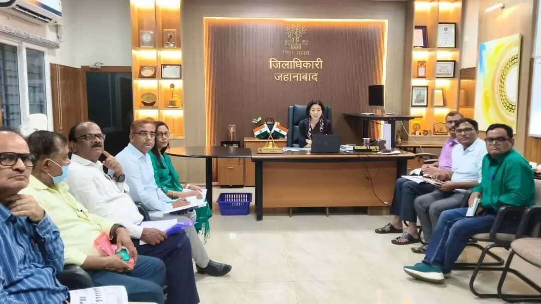 🩸 “जांच शत-प्रतिशत, उपचार समय पर, फॉलोअप लगातार — एनीमिया मुक्त जहानाबाद की ओर प्रगतिशील जहानाबाद।”
🔻जिला पदाधिकारी, जहानाबाद श्रीमती छिरिङ वाई भूटिया ने एनीमिया मुक्त बिहार अभियान की समीक्षा करते हुए शत-प्रतिशत जांच, समुचित उपचार एवं नियमित फॉलोअप सुनिश्चित करने का निर्देश दिया।
✅ आज 3,621 व्यक्तियों की रक्त जांच
✅ 1,667 व्यक्ति एनीमिक पाए गए
✅ 02 सीवियर, 636 मॉडरेट एवं 1,029 माइल्ड एनीमिया के मामले
✅ एनीमिक महिला एवं पुरुषों को आयरन एवं फोलिक एसिड तथा बच्चों को आयु एवं आवश्यकता के अनुरूप आयरन सिरप उपलब्ध कराने का निर्देश
✅ सीवियर एनीमिया के मरीजों के लिए तत्काल चिकित्सीय प्रबंधन, विशेषज्ञ जांच एवं आवश्यक रेफरल
✅ सभी एनीमिक व्यक्तियों को निर्धारित प्रोटोकॉल के अनुसार पूर्ण खुराक एवं नियमित फॉलोअप
✅ अभियान 30 नवम्बर, 2026 तक सभी आंगनबाड़ी केंद्रों, VHSND साइटों, विद्यालयों एवं स्वास्थ्य संस्थानों में संचालित
✅ प्रतिदिन की उपलब्धियों की एनीमिया मुक्त पोर्टल पर अनिवार्य प्रविष्टि
जिला प्रशासन द्वारा अभियान को मिशन मोड में संचालित करते हुए हर पात्र व्यक्ति तक जांच, उपचार एवं फॉलोअप की सुविधा पहुंचाने पर विशेष जोर दिया जा रहा है।
🎯“हर जांच पूरी, हर इलाज जरूरी — एनीमिया मुक्त जहानाबाद हमारी जिम्मेदारी।”
#एनीमिया_मुक्त_बिहार #एनीमिया_मुक्त_जहानाबाद #स्वस्थ_जहानाबाद #जिला_प्रशासन_जहानाबाद #विकसितभारत_समृद्धबिहार_आदर्शजहानाबाद