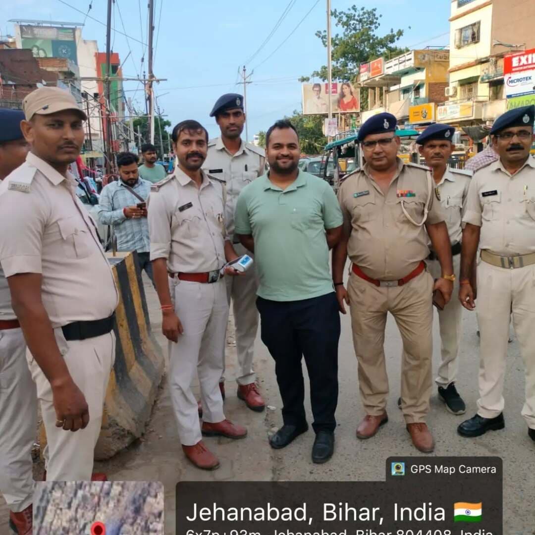 🚦 सड़क सुरक्षा को लेकर सख्ती | अरवल मोड़ पर सघन वाहन जांच अभियान
जिला पदाधिकारी, जहानाबाद श्रीमती छिरिङ वाई भूटिया के निर्देशानुसार अरवल मोड़ पर ट्रैफिक पुलिस एवं परिवहन विभाग द्वारा संयुक्त रूप से सघन वाहन जांच अभियान चलाया गया।
🔹 30 से अधिक वाहनों पर यातायात नियमों के उल्लंघन में कार्रवाई
🔹 लगभग ₹1 लाख का दंड/शमन अधिरोपित
🔹 हेलमेट एवं सीट बेल्ट के अनिवार्य उपयोग पर जोर
🔹 वाहन के आवश्यक दस्तावेज साथ रखने एवं यातायात नियमों के पालन हेतु जागरूकता
🔹 सड़क दुर्घटनाओं एवं ट्रैफिक जाम में कमी लाने के लिए नियमित वाहन जांच जारी रहेगी
📢 तीन-पहिया टेंपो एवं ऑटो रिक्शा चालकों से अपील—निर्धारित कलर कोडिंग व्यवस्था का अनिवार्य रूप से पालन करें और सुचारु एवं अनुशासित यातायात व्यवस्था बनाए रखने में सहयोग करें।
#सड़क_सुरक्षा #वाहन_जांच #यातायात_नियम #जिला_प्रशासन_जहानाबाद #विकसितभारत_समृद्धबिहार_आदर्शजहानाबाद