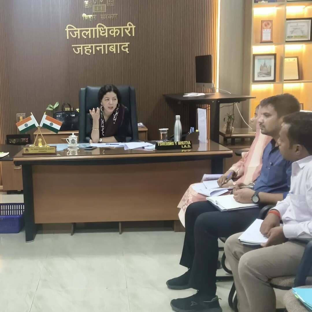 🏛️ बराबर–नागार्जुनी गुफाओं के विकास से पर्यटन को मिलेगी नई गति
जिले में पर्यटन को बढ़ावा देने एवं ऐतिहासिक बराबर एवं नागार्जुनी गुफाओं तक पर्यटकों की पहुंच और सुविधाओं को बेहतर बनाने के लिए जिला पदाधिकारी, जहानाबाद श्रीमती छिरिङ वाई भूटिया द्वारा संबंधित विभागों को आवश्यक दिशा-निर्देश दिए गए।
प्रमुख निर्देश—
✅ पहुंच पथ के चौड़ीकरण हेतु आवश्यक कार्रवाई।
✅ संपूर्ण मार्ग में आवश्यक विद्युत संबंधी कार्यों के लिए SBPDCL से समन्वय।
✅ ASI परिधि के बाहर शौचालय, पेयजल, बस स्टैंड एवं पार्किंग की समुचित व्यवस्था विकसित करने हेतु BSTDC से समन्वय।
✅ बराबर की गुफाओं को बौद्ध सर्किट से जोड़ने हेतु पर्यटन विभाग से अनुरोध।
✅ गयाजी पितृपक्ष मेला के दौरान उच्च गुणवत्ता वाले ऑडियो-वीडियो के माध्यम से बराबर की ऐतिहासिक एवं पर्यटन महत्ता का व्यापक प्रचार-प्रसार।
✅ सभी संबंधित विभागों को आपसी समन्वय के साथ त्वरित कार्रवाई सुनिश्चित करने का निर्देश।
🎯लक्ष्य—बराबर एवं नागार्जुनी गुफाओं को बेहतर सुविधाओं, सुगम पहुंच और प्रभावी प्रचार-प्रसार के साथ प्रमुख पर्यटन गंतव्य के रूप में विकसित करना
#बराबर_गुफाएं #नागार्जुनी_गुफाएं #पर्यटन_विकास #जिला_प्रशासन_जहानाबाद #विकसितभारत_समृद्धबिहार_आदर्शजहानाबाद