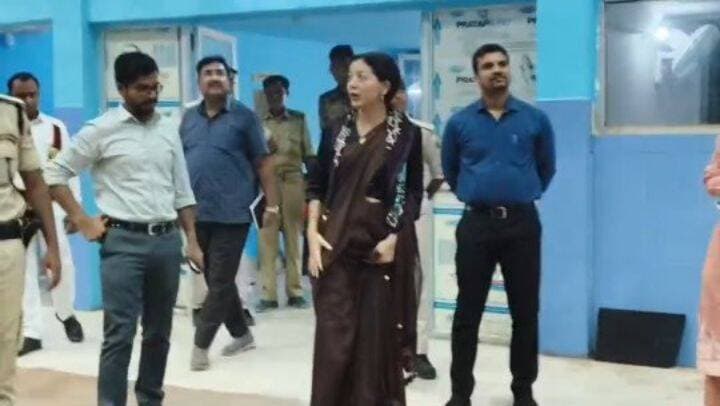 🏸 इंडोर स्टेडियम के बेहतर रख-रखाव एवं खेल सुविधाओं को लेकर जिला पदाधिकारी का निरीक्षण
जिला पदाधिकारी, जहानाबाद श्रीमती छिरिङ वाई भूटिया द्वारा इंडोर स्टेडियम, मल्लहचक मोड़ का निरीक्षण किया गया।
निरीक्षण के दौरान प्रमुख निर्देश—
✅ पूरे स्टेडियम परिसर की नियमित साफ-सफाई सुनिश्चित करने का निर्देश।
✅ इंडोर स्टेडियम के खाते में उपलब्ध राशि से दो सफाई कर्मियों की व्यवस्था करने का निर्देश।
✅ बैडमिंटन कोर्ट के वुडन फ्लोर की मरम्मति हेतु स्थल निरीक्षण कर प्राक्कलन तैयार करने का निर्देश।
✅ स्टेडियम की प्रकाश व्यवस्था दुरुस्त कर पर्याप्त लाइट सुनिश्चित करने का निर्देश।
✅ खेल परिसर की आधारभूत संरचनाओं का नियमित रख-रखाव एवं बेहतर प्रबंधन सुनिश्चित करने पर जोर।
✅ खिलाड़ियों को स्वच्छ, सुरक्षित एवं बेहतर खेल वातावरण उपलब्ध कराने के निर्देश।
जिला प्रशासन का लक्ष्य—बेहतर खेल सुविधाएं, मजबूत खेल संस्कृति और प्रतिभाओं को प्रोत्साहन।
#जिला_प्रशासन_जहानाबाद #खेल_से_समृद्ध_जहानाबाद #खेल_प्रतिभा_को_प्रोत्साहन #विकसितभारत_समृद्धबिहार_आदर्शजहानाबाद
