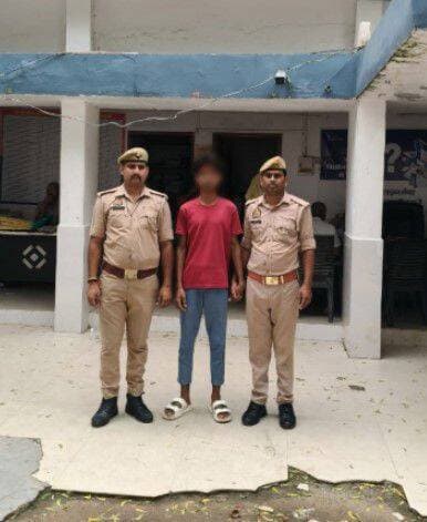 नाबालिग से दुष्कर्म के मामले में वांछित अभियुक्त गिरफ्तार, न्यायालय भेजा गया
संतकबीरनगर, 02 सितंबर 2026। मिशन शक्ति अभियान फेज-5.0 के द्वितीय चरण के तहत संतकबीरनगर पुलिस ने नाबालिग के साथ दुष्कर्म के मामले में वांछित एक अभियुक्त को गिरफ्तार कर न्यायालय भेज दिया है।
पुलिस अधीक्षक संदीप कुमार मीना के निर्देशन, अपर पुलिस अधीक्षक सुशील कुमार सिंह के मार्गदर्शन तथा क्षेत्राधिकारी खलीलाबाद प्रियम राजशेखर पाण्डेय के निकट पर्यवेक्षण में अपराध एवं अपराधियों के विरुद्ध चलाए जा रहे अभियान के क्रम में कोतवाली खलीलाबाद पुलिस को यह सफलता मिली।प्रभारी निरीक्षक जय प्रकाश दुबे के नेतृत्व में गठित पुलिस टीम ने मुकदमा अपराध संख्या 805/2026, धारा 65(1), 351(3) बीएनएस एवं 5L/6 पॉक्सो एक्ट से संबंधित वांछित अभियुक्त मोहम्मद नसीम पुत्र मोहम्मद अली उर्फ बाकर, निवासी ग्राम गौसपुर, थाना कोतवाली खलीलाबाद, जनपद संतकबीरनगर को गिरफ्तार किया।
पुलिस के अनुसार, वादिनी ने 1 सितंबर 2026 को अपनी नाबालिग पुत्री के साथ दुष्कर्म किए जाने के संबंध में कोतवाली खलीलाबाद में प्रार्थना पत्र देकर मुकदमा दर्ज कराया था। मामले की गंभीरता और महिला अपराध की संवेदनशीलता को देखते हुए पुलिस ने त्वरित कार्रवाई करते हुए साक्ष्य संकलन के आधार पर अभियुक्त को 2 सितंबर 2026 को गिरफ्तार कर माननीय न्यायालय रवाना कर दिया।
गिरफ्तारी करने वाली पुलिस टीम में प्रभारी निरीक्षक जयप्रकाश दूबे, उपनिरीक्षक इल्ताफ खान, हेड कांस्टेबल पप्पू सिंह, कांस्टेबल रजनीश यादव, कांस्टेबल प्रदीप कुमार पटेल एवं महिला कांस्टेबल ज्योति पासवान शामिल रहीं।<nis:link nis:type=tag nis:id=uppolic nis:value=uppolic nis:enabled=true nis:link/> <nis:link nis:type=tag nis:id=prokld nis:value=prokld nis:enabled=true nis:link/> <nis:link nis:type=tag nis:id=संतकबीरनगर nis:value=संतकबीरनगर nis:enabled=true nis:link/> <nis:link nis:type=tag nis:id=खलीलाबाद nis:value=खलीलाबाद nis:enabled=true nis:link/> <nis:link nis:type=tag nis:id=न्यूज़ nis:value=न्यूज़ nis:enabled=true nis:link/>