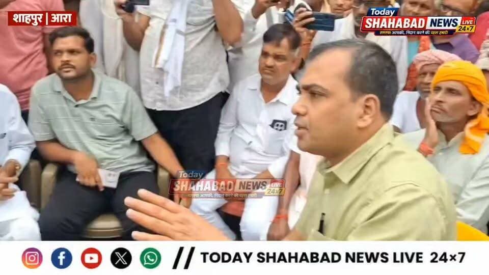 फालतू की बात मत कीजिए...रुद्रनगर हादसे के बाद सड़क जाम में पूर्व विधायक और एसडीएम आमने-सामने, तीखी बातचीत का वीडियो वायरल
शाहपुर के पूर्व विधायक राहुल तिवारी ने जगदीशपुर के नवपदस्थापित एसडीएम ओमप्रकाश लाल को उनकी ड्यूटी याद दिलाई। मामला तब गरमा गया, जब रुद्रनगर में डायवर्सन पार करने के दौरान बाइक सवार दो युवकों की मौत के बाद सड़क जाम किया गया। इसी दौरान पूर्व विधायक और एसडीएम के बीच बातचीत का वीडियो वायरल हो रहा है। देखिए वायरल वीडियो।