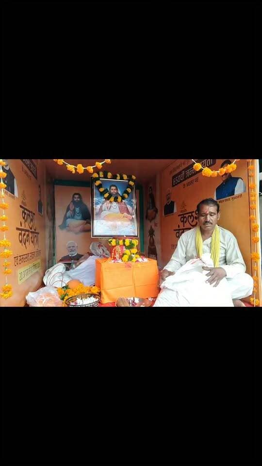 आज मंडल मालथौन एवं मंडल धनौरा में संत शिरोमणि श्री गुरु रविदास महाराज जी की 650वीं जयंती के पावन अवसर पर Bharatiya Janata Party (BJP) शीर्ष नेतृत्व एवं हमारे यशस्वी प्रधानमंत्री आदरणीय श्री
Narendra Modi जी के आव्हान पर संचालित “समरसता संकल्प अभियान” के तहत आयोजित कलश वंदन यात्रा का नेतृत्व हमारे युवा नेता आदरणीय श्री Aviraj Singh जी ने किया,साथ में जिला उपाध्यक्ष श्री Pushpendra Singh Parihar जी,जिला महामंत्री आदरणीय श्री Chetram Ahirwar जी, वरिष्ठ पार्षद श्री Ramu Thekedar जी,मंडल अध्यक्ष मालथौन श्री Arvindra Singh Lodhi _जी, धनौरा मंडल अध्यक्ष श्री Rajpal Singh Rajpoot जी, वरिष्ठ नेता श्री Ramkumar Baghel जी, वरिष्ठ नेता श्री Aashish Pateria जी, वरिष्ठ नेता श्री Pushpendra Singh Tomar जी,श्री Heeru Rajpoot Malthone जी, श्री हाकम सिंह राजपूत मालथौन जी, श्री Jahar Singh Jaharsingh Malthone जी, वरिष्ठ नेता श्री Bheekam Ahirwar जी, श्री राघवेन्द्र सिंह अहीर बुन्देलखण्ड जी, श्री गोलू राय मालथौन Ravindra Yadav Kuluaa जी, श्री Kamlesh Kushwah Kushvanshi श्री दुर्गाप्रसाद प्रजापति जी,श्री Dharmendra Ahirwar जी,श्री Krishnakant Ahirwar जी श्री Pradeep Kumar Ahirwar Ahirwar जी,एवं दोनों मंडलों में यात्रा प्रभारी सह प्रभारी वरिष्ठ नेता, पदाधिकारी एवं संत शिरोमणि गुरु रविदास जी के अनुयायियों समेत हजारों लोग शामिल रहे,
संत शिरोमणि गुरु रविदास जी विचारों पर वरिष्ठ नेताओं एवं कार्यकर्ताओं ने अपने ओजस्वी भाषणों से प्रकाश डाला,
जय गुरु रविदास जी
#SantRavidasJi
#RavidasJayanti
#samrastasankalpabhiy
#संत_रविदास_जयंती #सामाजिक_समरसता
BJP SC Morcha Madhya Pradesh
BJP Madhya Pradesh
Bhuppendra Siingh
Shyam Tiwari