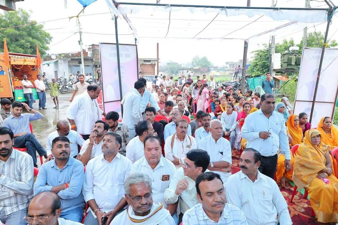 खुरई विधान् सभा मे समरसता का संदेश, गुरु रविदास जयंती पर निकली कलश वंदन यात्रा यात्रा में शामिल हुए यह युवा नेता Aviraj Singh
#malthone संत शिरोमणि गुरु रविदास जी महाराज की 650वीं जन्म जयंती के अवसर पर आयोजित कलश वंदन यात्रा एवं समरसता संकल्प अभियान के तहत में भव्य कार्यक्रम आयोजित किया गया। यात्रा के समापन अवसर पर जनप्रतिनिधियों, भाजपा पदाधिकारियों, पार्षदों, सरपंचों एवं सामाजिक कार्यकर्ताओं ने सहभागिता कर संत रविदास जी को श्रद्धांजलि अर्पित की।
मध्यप्रदेश में गुरु रविदास महाराज की 650वीं जयंती के अवसर पर 20 अगस्त से 10 सितंबर 2026 तक समरसता संकल्प अभियान एवं यात्रा आयोजित की जा रही है। �
कार्यक्रम में नगर परिषद अध्यक्ष जयंत सिंह बुंदेला, नगर परिषद उपाध्यक्ष Malti Ahiwar Dharmendra Ahirwar मंडल अध्यक्ष Arvindra Singh Lodhi पूर्व मंडल अध्यक्ष Ramkumar Baghel , विधायक प्रतिनिधि Pushpendra Singh Tomar जिला उपाध्यक्ष Pushpendra Singh Parihar जिला महामंत्री Chetram Ahirwar Ramu Thekedar देवेंद्र सिंह बुंदेला, राघवेन्द्र सिंह अहीर बुन्देलखण्ड , Ravindra Yadav Kuluaa #आशीषपटेरिया
Heeru Rajpoot Malthone संतोष अहिरवार पार्षद शिवराज सिंह राजपूत, Rakesh Tiwari राजकुमार अहिरवार गढौली सरपंच सुरेश कुमार आसोली जाहरअहिरवार, मंडल अध्यक्ष गोलू राय मालथौन अनुसूचित जाति Bheekam Ahirwar एल्डरमैन हाकम राजपूत Ginny Raja Atta दुर्गाप्रसाद प्रजापति Kamlesh Kushwah Kushvanshi सहित बड़ी संख्या में कार्यकर्ता एवं समाजजन उपस्थित रहे।
कार्यक्रम में वक्ताओं ने कहा कि गुरु रविदास जी का संदेश मानव-मानव में समानता, भाईचारे और सामाजिक समरसता का संदेश है। उन्होंने सिखाया कि ईश्वर एक है और हर व्यक्ति के हृदय में उसका वास है। इसलिए किसी भी इंसान के साथ भेदभाव करना ईश्वर के प्रति भेदभाव करने के समान है।
इस अवसर पर उपस्थित लोगों ने सामाजिक भेदभाव मिटाने, समानता और समरसता को मजबूत करने तथा गुरु रविदास जी के विचारों को जन-जन तक पहुंचाने का संकल्प लिया।
संदेश यही—समानता अपनाएं, भेदभाव मिटाएं और समरस समाज का निर्माण करें।
#गुरुरविदासजी #650वीं_जयंती #समरसता_संकल्प_अभियान