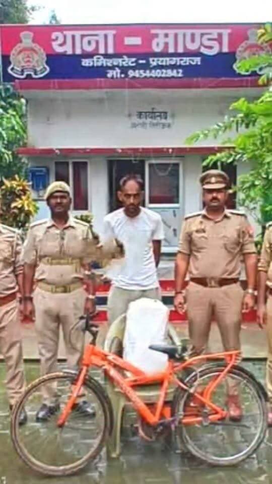 #माण्डा पुलिस को मिली बड़ी सफलता, चोरी के माल संग शातिर चोर गिरफ्तार
प्रयागराज।
माण्डा थाना पुलिस ने चोरी के मामले में वांछित चल रहे अभियुक्त विमलेश तिवारी उर्फ स्टार को गिरफ्तार कर लिया है। पुलिस ने उसके पास से चोरी की 1 बैटरी, 1 डिजिटल तराजू और 1 साइकिल बरामद की है।
पुलिस के अनुसार नहवाई निवासी आरोपी नशे का आदी है और चोरी का सामान बेचने जा रहा था, तभी दिघिया नहर के पास घेराबंदी कर उसे पकड़ा गया। थाना माण्डा में BNS की सुसंगत धाराओं में कार्रवाई जारी है।
#prayagrajnews