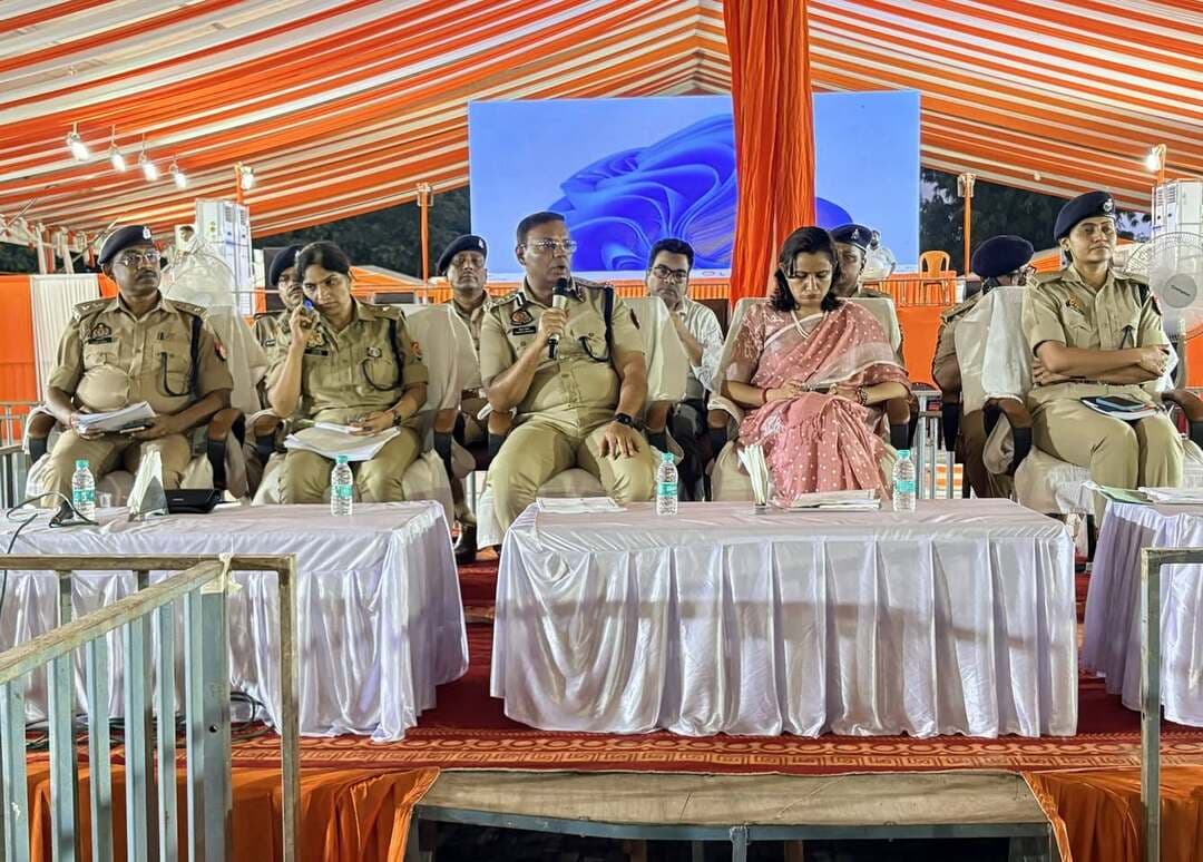 बिल्कुल, फेसबुक पर शेयर करने के लिए इसे ब्रेकिंग न्यूज और दमदार अंदाज में ऐसे लिख सकते हैं:
🚨 फर्रुखाबाद ब्रेकिंग | सीएम योगी के दौरे से पहले सुरक्षा व्यवस्था चाक-चौबंद 🚨
सीएम के आगमन की पूर्व संध्या पर डीआईजी यमुना प्रसाद ने परखी सुरक्षा व्यवस्था, पुलिसकर्मियों व अधिकारियों को किया ब्रीफ
📍 फर्रुखाबाद। मुख्यमंत्री योगी आदित्यनाथ के प्रस्तावित दौरे को लेकर प्रशासन और पुलिस पूरी तरह अलर्ट मोड में है। सीएम के आगमन से एक दिन पहले डीआईजी यमुना प्रसाद ने फतेहगढ़ पुलिस लाइन पहुंचकर सुरक्षा व्यवस्थाओं का जायजा लिया और पुलिस अधिकारियों व कर्मचारियों को आवश्यक दिशा-निर्देश दिए।
बताया जा रहा है कि मुख्यमंत्री योगी आदित्यनाथ कल करीब 11:40 बजे फर्रुखाबाद पुलिस लाइन ग्राउंड पहुंचेंगे। यहां वह बाढ़ प्रभावित क्षेत्रों का हवाई सर्वेक्षण करेंगे। इसके बाद फतेहगढ़ पुलिस लाइन में जनसभा को संबोधित करने के साथ ही बाढ़ पीड़ितों को राहत सामग्री का वितरण करेंगे।
मुख्यमंत्री के दौरे को लेकर देर शाम पुलिस अधिकारियों और कर्मचारियों के साथ बैठक कर सुरक्षा व्यवस्था को लेकर ब्रीफिंग की गई। चप्पे-चप्पे पर सुरक्षा व्यवस्था मजबूत करने के निर्देश दिए गए हैं।
🔴 सीएम के दौरे को लेकर फर्रुखाबाद में प्रशासन पूरी तरह मुस्तैद, सुरक्षा व्यवस्था पर पैनी नजर।
#Farrukhabad #BreakingNews #CMYogi #YogiAdityanath #FarrukhabadNews #UPNews #Flood #FloodRelief #PoliceLine #YamunaPrasad #UPPolice #Breaking #Fatehgarh #बाढ़ #मुख्यमंत्री #योगीआदित्यनाथ