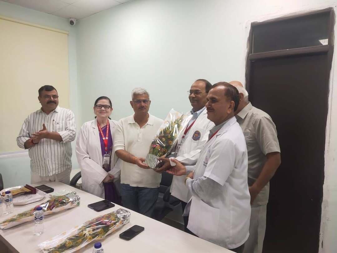 आईएमए के एकेएन सिन्हा इंस्टीट्यूट मुख्यालय के कार्यकारी सचिव बने प्रो. डॉ. उदय कुमार, आरडीजेएम मेडिकल कॉलेज में हुआ भव्य स्वागत
आरडीजेएम मेडिकल कॉलेज के चिकित्सा शिक्षा निदेशक प्रोफेसर डॉक्टर उदय कुमार को आइएएम के एकेएन सिंहा इंस्टिट्यूट मुख्यालय के कार्यकारी सचिव के पद पर मनोनीत होने पर आरडीजेएम मेडिकल कॉलेज के संस्थापक डॉ मनोज कुमार प्रबंध निदेशक राजीव कुमार शर्मा प्राचार्य प्रोफेसर डॉक्टर आभा रानी सिंहा चिकित्सा अधीक्षक प्रोफेसर डॉक्टर रोहित कुमार सिंह प्रशासनिक पदाधिकारी मनीष कुमार विभाग अध्यक्ष डॉ अभिषेक कुमार डॉ राहुल रंजन प्रोफेसर डॉ रमाकांत प्रसाद प्रोफेसर डॉ विकास रंजन डॉ प्रभात कुमार अपार चिकित्सा अधीक्षक डॉ मणिभूषण शर्मा डॉ सृष्टि डॉ कुमार सौरभ डीआर मीता शाही डॉ खुशबू रानी डॉ प्राची प्रिया डॉ सोनी रानी डॉक्टर मिताली अरुण डॉक्टर अभिलाष डॉ नेहा सिंह डॉ नंदकिशोर प्रसाद डॉ प्रियंका डॉ ज्योति कुमारी प्रोफेसर अनामिका डॉ नीलू राज डॉ अनु आदि ने उनके मनोनयन पर प्रसंनता व्यक्त किया । महाविद्यालय में प्रोफेसर डॉक्टर उदय कुमार के मनोनयन पर उनका स्वागत किया गया संस्थापक डॉ मनोज कुमार प्रबंध निदेशक राजीव कुमार प्राचार्य डॉ आभा रानी सिंहा ने पुष्पगुच्छ अंग वस्त्र एवं मोमेंटो देकर स्वागत किया ।