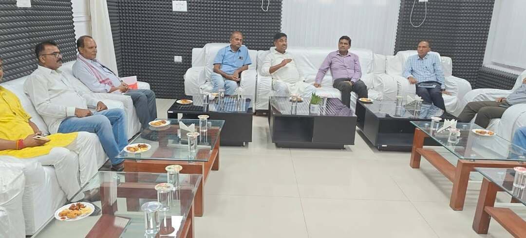 कांटी विधायक अजीत कुमार ने एनटीपीसी अधिकारियों के साथ की बैठक, लैगून वन क्षेत्र की सफाई के साथ स्थानीय युवाओं को रोजगार पर जोर
जनहित के मुद्दों पर की चर्चा, सीएसआर से विकास कार्य कराने की मांग
कांटी। कांटी विधायक सह पूर्व मंत्री ई. अजीत कुमार ने बुधवार को एनटीपीसी कांटी के आईबी में अधिकारियों के साथ बैठक कर क्षेत्र से जुड़े विभिन्न जनहित के मुद्दों पर चर्चा की। बैठक में कांटी-कोठियां क्षेत्र के लैगून वन क्षेत्र की विशेष सफाई, स्थानीय बेरोजगार युवाओं को रोजगार उपलब्ध कराने तथा एनटीपीसी के सीएसआर मद से विकास कार्य कराने पर विशेष जोर दिया गया।
विधायक ने लैगून वन क्षेत्र में जंगल-झाड़ियों के कारण स्थानीय लोगों को हो रही परेशानी को गंभीरता से लेते हुए संबंधित अधिकारियों को तत्काल साफ-सफाई कराने का निर्देश दिया। उन्होंने कहा कि क्षेत्र में साफ-सफाई एवं बेहतर वातावरण के लिए नियमित रूप से आवश्यक कार्रवाई की जानी चाहिए।
विधायक अजीत कुमार ने एनटीपीसी के परियोजना प्रमुख पंकज गुप्ता से स्थानीय बेरोजगार युवाओं को रोजगार के अवसर उपलब्ध कराने को लेकर भी बातचीत की। उन्होंने कहा कि क्षेत्र के विकास में स्थानीय लोगों की भागीदारी सुनिश्चित होनी चाहिए और रोजगार के अवसरों में स्थानीय युवाओं को प्राथमिकता मिलनी चाहिए।
बैठक के दौरान कांटी-कोठियां में छठ घाट के निर्माण को लेकर भी विशेष पहल करने की मांग की गई। विधायक ने कहा कि छठ पर्व से पहले घाट का निर्माण पूरा हो जाए, ताकि छठव्रती नवनिर्मित घाट पर सुविधापूर्वक पूजा-अर्चना कर सकें।
उन्होंने एनटीपीसी अधिकारियों से सीएसआर मद से क्षेत्र की आवश्यकता के अनुसार सड़क, नाली, साफ-सफाई, शिक्षा, स्वास्थ्य समेत अन्य बुनियादी सुविधाओं से जुड़े विकास कार्य कराने पर जोर दिया। विधायक ने अधिकारियों से जनहित के कार्यों को प्राथमिकता के आधार पर पूरा करने की बात कही।
