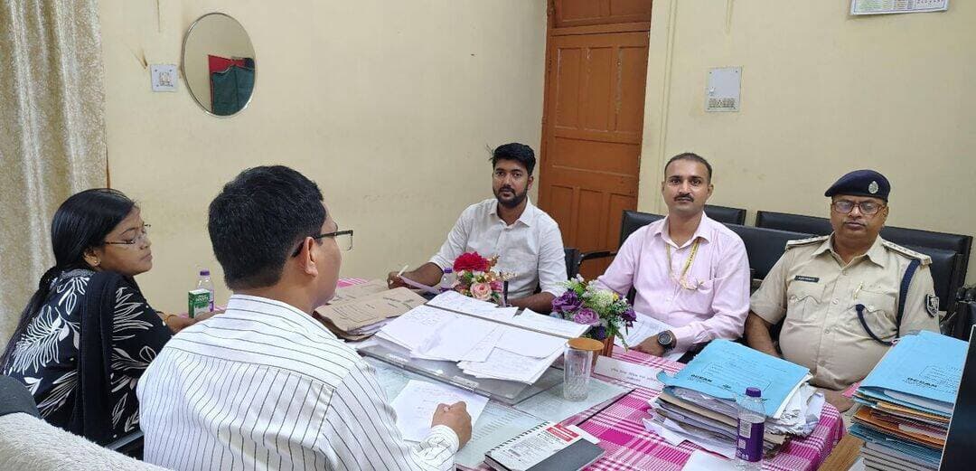 राष्ट्रीय लोक अदालत में 22 हजार ई-चालान व ट्रैफिक मामलों के निस्तारण की तैयारी
लखीसराय। आगामी 12 सितंबर को आयोजित होने वाली राष्ट्रीय लोक अदालत में ई-चालान, ट्रैफिक एवं परिवहन चालान से जुड़े करीब 22 हजार मामलों का निस्तारण किया जाएगा। इसकी तैयारियों को लेकर जिला विधिक सेवा प्राधिकार के सचिव विधानंद सागर की अध्यक्षता में उनके प्रकोष्ठ में संबंधित पदाधिकारियों की बैठक हुई।
बैठक में न्यायिक दंडाधिकारी प्रथम श्रेणी सुमन चंद्रा, जिला परिवहन पदाधिकारी, यातायात पुलिस उपाधीक्षक एवं मोटर वाहन निरीक्षक (एमवीआई) सहित अन्य पदाधिकारी उपस्थित रहे। इस दौरान राष्ट्रीय लोक अदालत की तैयारियों की समीक्षा की गई।
पदाधिकारियों ने बताया कि परिवहन एवं ट्रैफिक चालान से जुड़े लोगों को अपने मामलों का निस्तारण राष्ट्रीय लोक अदालत के माध्यम से कराने के लिए सूचित किया जा रहा है। इसके लिए सोशल मीडिया समेत विभिन्न माध्यमों से प्रचार-प्रसार भी किया जा रहा है।
बैठक में लोक अदालत के दिन पर्याप्त संख्या में क्यूआर कोड, हेल्प डेस्क और अधिकारियों की तैनाती करने पर सहमति बनी। समीक्षा के दौरान करीब 22 हजार परिवहन एवं ट्रैफिक चालान से संबंधित मामले चिन्हित किए गए हैं, जिन्हें 12 सितंबर को आयोजित राष्ट्रीय लोक अदालत में टेकअप कर निस्तारण की कार्रवाई की जाएगी।