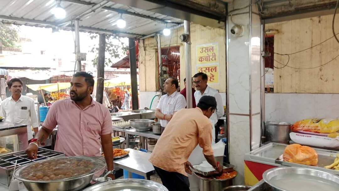 देवास बस स्टैंड पर खाद्य विभाग और नगर निगम की संयुक्त कार्रवाई 🚨
डिस्पोजल ग्लास, साफ-सफाई की कमी और गंदगी मिलने पर दुकानदारों के खिलाफ चालानी कार्रवाई की गई।
स्वच्छता में लापरवाही पड़ेगी भारी! ⚠️
#देवास #Dewas #FoodDepartment #नगरनिगम #बसस्टैंड #स्वच्छता #कार्रवाई #मध्यप्रदेश #DewasNews #TIMESMP