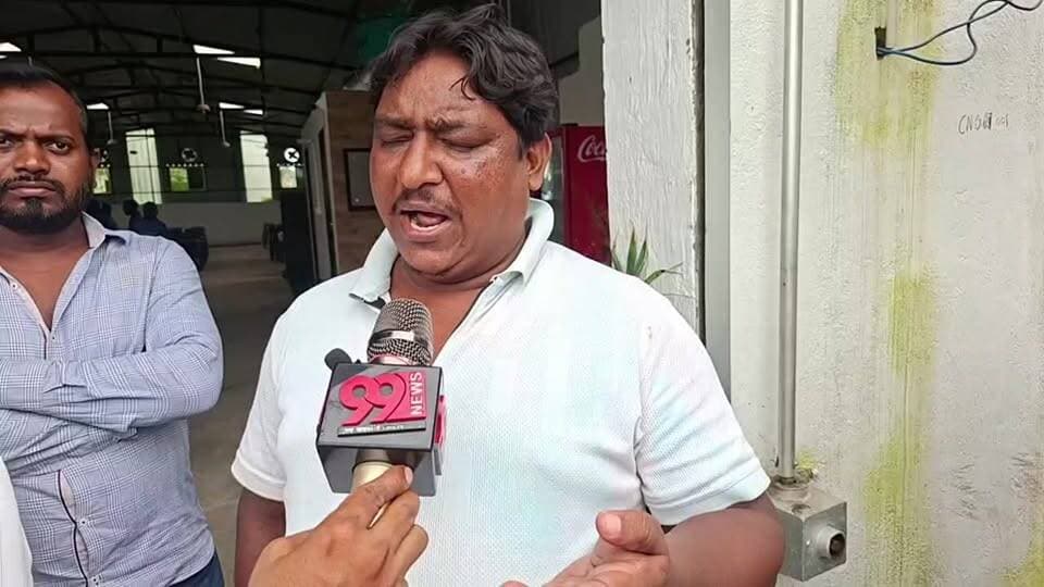 धनबाद युवा कांग्रेस प्रदेश अध्यक्ष कुमार गौरव ने भाजपा मुख्यालय के सामने पुतला दहन मामले को लेकर किया पलटवार देखिए 99 न्यूज पर लाइव...