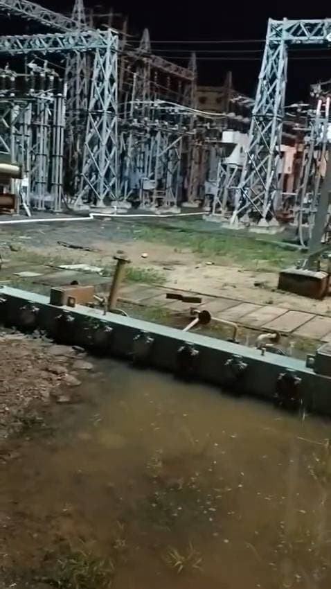 कैमूर में लगातार बढ़ रहे नदी का जलस्तर का नतीजा 132kv ट्रांसमिशन ग्रिड मोहनिया में बाढ़ का पानी पहुंच चुका है कुछ घंटों में पावर हाउस में भी आ जायेगा,बाढ़ का पानी निकालने के लिए मोहनिया बिजली विभाग के जेईई श्रीकांत उपाध्याय के द्वारा अपने टिम के मदद से पानी निकालने का कार्य शुरू किया जा रहा है हालांकि नगर पंचायत से और पंप सेट मंगाए जा रहे हैं,अगर पानी बढ़ता रहा तो बिजली सप्लाई भी बाधित हो जाएगी,हालांकि बिजली विभाग लगातार बिजली कटौती ना हो इसको लेकर व्यवस्था में लगे हैं।