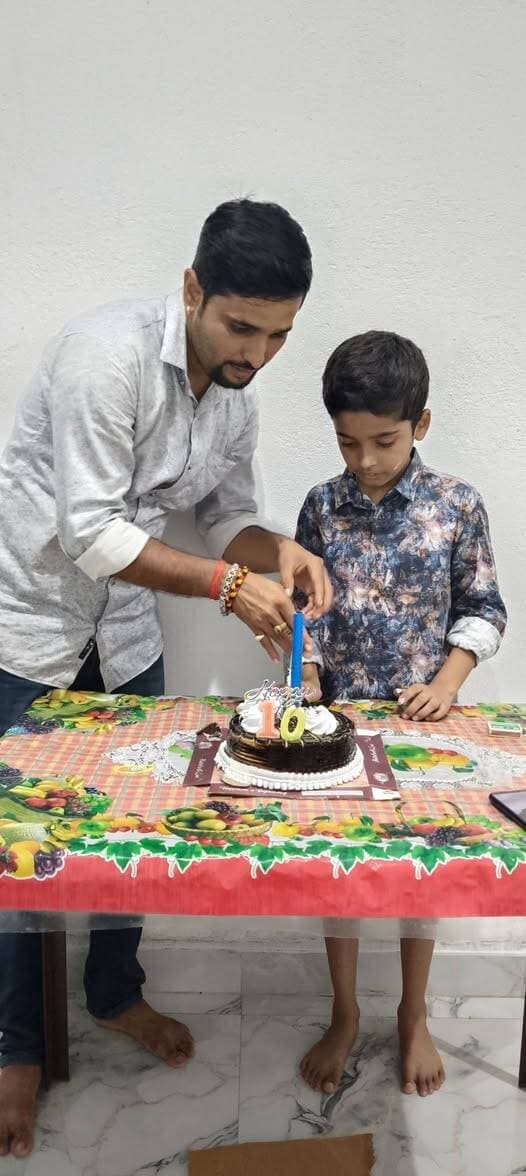 आज बेटे का जन्मदिन था पहले से सोच रखा था अच्छे से मनाएंगे लेकिन आप को बाढ़ की स्थित और नदियों के बढ़ते जलस्तर को लेकर अपडेट करना था खबरें पूरे दिन कवरेज करने में समय ही नहीं मिल सका की बेटे का जन्मदिन भी मना सकें और इसके साथ मेरा घर खुद बाढ़ की चपेट में आ गया मैं पिछले तीन घंटे से बाढ़ में फंसा हुआ हूं कहीं निकल नहीं सकता मामा को फोन किए किसी तरह बाढ़ का पानी कम था उसी समय घर पर केक मंगा लिए थे मजबूरी में घर पर ही बिना किसी प्रोग्राम के केक काटकर बेटे का जन्मदिन मनाया हालांकि बेटा(आर्यन सिंह)ने भी बाढ़ की स्थिति को देखते हुए किसी तरह की कोई जिद नहीं की....इस बार के लिए ऐसे ही जन्मदिन की ढेर सारी बधाई आर्यन सिंह....