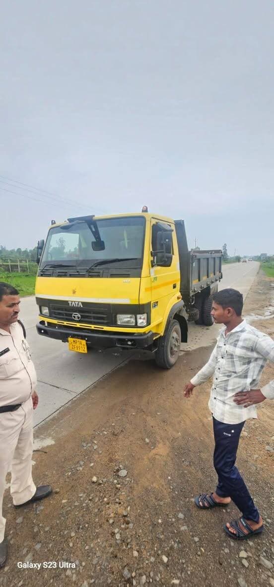 कलेक्टर श्री पार्थ जायसवाल के निर्देशन में शहडोल जिले में खनिजो के अवैध भण्डारण, उत्खनन, परिवहन करने पर निरंतर कार्यवाही सुनिष्चित की जा रही है।
जिला खनिज अधिकारी श्री राहुल शांडिल्य ने जानकारी दी है कि खनिज विभाग के अमले द्वारा बुढार तहसील क्षेत्र का निरीक्षण किया गया एवं खनिज का परिवहन कर रहे वाहनों की जांच की गई जिसमें गिट्टी एवं कोयला खनिजो के अवैध परिवहन करने पर दो वाहनो
को जप्त कर थाना बुढ़ार की अभिरक्षा में खड़ा किया गया एवं नियमानुसार कार्यवाही सुनिष्चित की गई। उक्त कार्यवाही में सहा खनिज अधिकारी अभिषेक पटले सहित अन्य मैदानी अमला शामिल रहा।
#शहडोल #shahdol