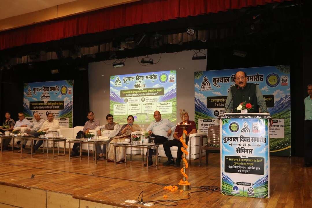 *शबुग्याल संरक्षण के लिए वैज्ञानिक दृष्टिकोण, पारंपरिक ज्ञान और जनभागीदारी आवश्यक : विशेषज्ञ
मैती संस्था, यूकॉस्ट एवं हेस्को के संयुक्त तत्वावधान में बुग्याल संरक्षण दिवस संस्कृति विभाग के ऑडिटोरियम में मनाया गया।
देहरादून, 2 सितंबर 2026। मैती संस्था, यूकॉस्ट एवं हेस्को के संयुक्त तत्वावधान में आज संस्कृति विभाग ऑडिटोरियम, देहरादून में बुग्याल संरक्षण दिवस के अवसर पर “उत्तराखण्ड के अल्पाइन घास के मैदानों (बुग्यालों) का संरक्षण: वैज्ञानिक दृष्टिकोण, पारंपरिक ज्ञान एवं संरक्षण कार्यवाही” विषय पर एक महत्वपूर्ण सेमिनार का आयोजन किया गया। कार्यक्रम का उद्देश्य उत्तराखण्ड के बुग्यालों के संरक्षण से संबंधित वैज्ञानिक शोध, पारंपरिक ज्ञान, स्थानीय अनुभवों तथा प्रभावी संरक्षण कार्यों पर विशेषज्ञों एवं विभिन्न हितधारकों के बीच विचार-विमर्श करना था।
कार्यक्रम का शुभारंभ मैती संस्था के संस्थापक एवं सचिव पद्म श्री डॉ. कल्याण सिंह रावत के स्वागत संबोधन से हुआ। उन्होंने बुग्यालों को उत्तराखण्ड की प्राकृतिक एवं सांस्कृतिक धरोहर बताते हुए इनके संरक्षण के लिए स्थानीय समुदायों की सक्रिय भागीदारी तथा पारंपरिक ज्ञान के संरक्षण की आवश्यकता पर जोर दिया।
सेमिनार में बुग्यालों से संबंधित विभिन्न विषयों पर विशेषज्ञों द्वारा व्याख्यान एवं प्रस्तुतियां दी गईं। डॉ. जी. एस. रावत, पूर्व निदेशक, भारतीय वन्यजीव संस्थान (WII) ने बुग्यालों के पारिस्थितिक महत्व एवं संरक्षण की चुनौतियों पर प्रकाश डाला। डॉ. गजेन्द्र सिंह, वैज्ञानिक, उत्तराखण्ड अंतरिक्ष उपयोग केंद्र (USAC), देहरादून ने वैज्ञानिक एवं अंतरिक्ष तकनीक के माध्यम से बुग्यालों के अध्ययन एवं संरक्षण की संभावनाओं की जानकारी दी। डॉ. जी. सी. एस. नेगी, एमेरिटस वैज्ञानिक, मानसखंड विज्ञान केंद्र, अल्मोड़ा ने हिमालयी पर्यावरण, स्थानीय ज्ञान एवं बुग्यालों के संरक्षण से जुड़े वैज्ञानिक पहलुओं पर अपने विचार रखे। डॉ. डी. पी. उनियाल, संयुक्त निदेशक, यूकॉस्ट ने भी बुग्याल संरक्षण में विज्ञान एवं तकनीकी दृष्टिकोण की भूमिका पर विचार व्यक्त किए।
कार्यक्रम में उत्तराखण्ड वन विभाग की अपर सचिव सुश्री कल्याणी तथा प्रसिद्ध फोटोग्राफर पद्म श्री श्री अनूप साह की भी गरिमामयी उपस्थिति रही।
कार्यक्रम के मुख्य अतिथि श्री सुबोध उनियाल, कैबिनेट मंत्री, वन, चिकित्सा स्वास्थ्य एवं चिकित्सा शिक्षा, ने बुग्यालों के संरक्षण के महत्व पर प्रकाश डालते हुए कहा कि उत्तराखण्ड वन विभाग द्वारा प्रत्येक वर्ष बुग्याल दिवस मनाया जाएगा, ताकि स्थानीय लोगों एवं आम जनमानस को बुग्यालों के संरक्षण के प्रति जागरूक किया जा सके। उन्होंने बुग्यालों के संरक्षण को सरकार, स्थानीय समुदायों और विभिन्न सामाजिक एवं पर्यावरणीय संस्थाओं के सामूहिक प्रयास से जोड़ने पर जोर दिया।
कार्यक्रम के अति विशिष्ट अतिथि पद्म भूषण डॉ. अनिल प्रकाश जोशी, संस्थापक–हेस्को ने हिमालय दिवस के महत्व पर प्रकाश डालते हुए हिमालयी पारिस्थितिकी तंत्र के संरक्षण को वर्तमान समय की महत्वपूर्ण आवश्यकता बताया। उन्होंने हिमालय और इसके प्राकृतिक संसाधनों के संरक्षण में जनभागीदारी एवं स्थानीय स्तर पर जागरूकता को महत्वपूर्ण बताया।
विशिष्ट अतिथि प्रो. दुर्गेश पंत, महानिदेशक, उत्तराखण्ड राज्य विज्ञान एवं प्रौद्योगिकी परिषद् (यूकॉस्ट) ने विज्ञान एवं तकनीकी नवाचार के माध्यम से हिमालयी पर्यावरण और बुग्यालों के संरक्षण की आवश्यकता पर विचार व्यक्त किए।
श्री सुशांत कुमार पटनायक (IFS), मुख्य वन संरक्षक–पर्यावरण, वन विभाग, उत्तराखण्ड शासन ने बुग्यालों के पर्यावरणीय महत्व तथा इनके संरक्षण के लिए प्रभावी कार्यवाही और सामुदायिक सहभागिता की आवश्यकता पर प्रकाश डाला।
‘गिरि गंगा गौरव सम्मान’ एवं ‘मैती सम्मान’ प्रदान
कार्यक्रम के अवसर पर पर्यावरण, विज्ञान, शिक्षा, सामाजिक जागरूकता एवं संरक्षण के क्षेत्र में उत्कृष्ट योगदान के लिए ‘गिरि गंगा गौरव सम्मान’ तथा ‘मैती सम्मान’ प्रदान किए गए।
गिरि गंगा गौरव सम्मान निम्नलिखित विशिष्ट व्यक्तित्वों को प्रदान किया गया—
डॉ. जी. सी. एस. नेगी, एमेरिटस वैज्ञानिक, मानसखंड विज्ञान केंद्र, अल्मोड़ा — पर्यावरण एवं शोध के क्षेत्र में उत्कृष्ट योगदान हेतु।
प्रो. दुर्गेश पंत, महानिदेशक, यूकॉस्ट — विज्ञान, तकनीकी नवाचार एवं शिक्षा के क्षेत्र में उत्कृष्ट योगदान हेतु।
अधिवक्ता ललित जोशी, चेयरमैन, CIMS एवं UIHMT ग्रुप ऑफ कॉलेज — शिक्षा, सामाजिक कार्य एवं नशे के प्रति जनजागरूकता के क्षेत्र में उल्लेखनीय योगदान हेतु।
वहीं पर्यावरण संरक्षण के क्षेत्र में उत्कृष्ट कार्यों के लिए ‘मैती सम्मान’ से श्री पवन शर्मा, श्री चन्दन नेगी, श्री शम्भू प्रसाद नौटियाल, श्री प्रताप पोखरियाल, श्री जगदम्बा प्रसाद मैठाणी, श्री मनोज ध्यानी एवं श्री संदीप गुसाईं को सम्मानित किया गया।
कार्यक्रम का संचालन डॉ. भवतोष शर्मा, वैज्ञानिक, यूकॉस्ट द्वारा किया गया।
इस अवसर पर पद्म श्री बसंती बिष्ट, डॉ. राजेंद्र राणा, संतोष रावत, चंद्रावती असवाल, संगीता रावत, रमेश रावत, मंजीत नेगी सहित अनेक गणमान्य व्यक्ति, पर्यावरणविद्, वैज्ञानिक, शिक्षाविद्, सामाजिक कार्यकर्ता एवं प्रकृति प्रेमी उपस्थित रहे।
कार्यक्रम में वक्ताओं ने सामूहिक रूप से इस बात पर जोर दिया कि उत्तराखण्ड के बुग्याल केवल उच्च हिमालयी क्षेत्रों के घास के मैदान नहीं, बल्कि राज्य की जैव विविधता, जल स्रोतों, पारिस्थितिकी, स्थानीय आजीविका एवं सांस्कृतिक विरासत के महत्वपूर्ण आधार हैं। इनके संरक्षण के लिए वैज्ञानिक अनुसंधान, पारंपरिक ज्ञान, स्थानीय समुदायों की सहभागिता तथा प्रभावी सरकारी संरक्षण कार्यवाही का समन्वय आवश्यक है।