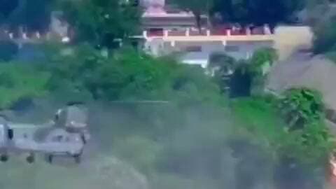 *सेना के अभ्यास के दौरान बड़ा हादसा -*
*हरियाणा के यमुनानगर में हथिनीकुंड बैराज में अभ्यास कर रहे सेना के पांच जवानों (5 कमांडो) की नाव अचानक तेज बहाव में बह गई. ये सभी जवान चिनूक हेलीकॉप्टर से बैराज में कूदे थे और ट्रेनिंग कर रहे थे। नाव बहने के कारण अभी भी लापता हैं, जबकि तीन की जान बचाई गई है।*