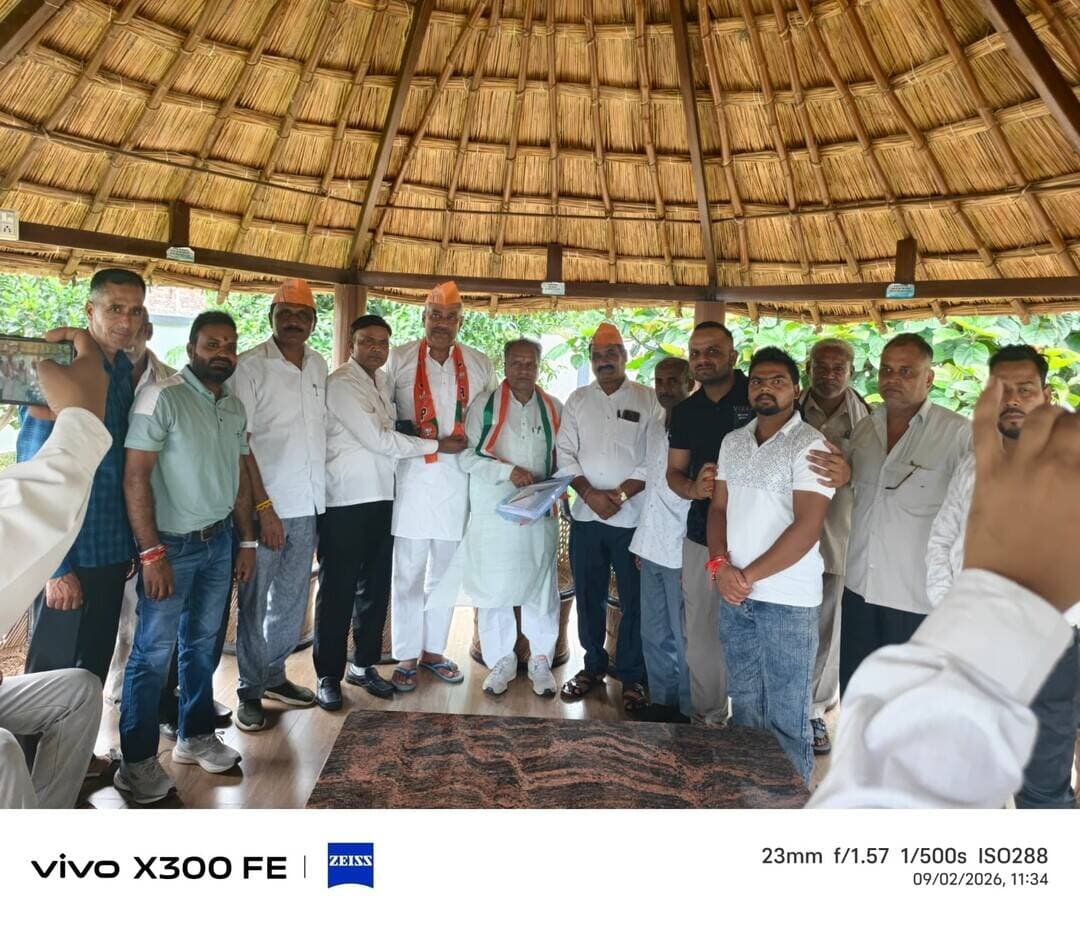 *दि सहारनपुर वॉइस / न्यूज़ 7*
*सच्चाई के साथ हरदम*
*👉🏾👉🏾 शाकंभरी मंडल में बूथ सत्यापन बैठक आयोजित, संगठन को मजबूत करने पर हुआ मंथन!!*
*👉🏾👉🏾 नरेंद्र बंसल रहे मुख्य अतिथि, पदाधिकारियों व कार्यकर्ताओं ने बूथ स्तर पर सक्रियता बढ़ाने का लिया संकल्प!!*
*बेहट/सहारनपुर*
_बेहट विधानसभा के शाकंभरी मंडल में ब्लॉक प्रमुख विश्वास चौधरी, के आवास पर मंडल समिति सत्यापन एवं बूथ सत्यापन बैठक का आयोजन किया गया। बैठक में मुख्य वक्ता एवं अतिथि के रूप में नरेंद्र बंसल मौजूद रहे।बैठक के दौरान बूथ स्तर पर संगठन को और अधिक सशक्त एवं सक्रिय बनाने, समिति सत्यापन तथा आगामी कार्ययोजनाओं को लेकर विस्तृत चर्चा की गई। पदाधिकारियों और कार्यकर्ताओं ने संगठन की मजबूती के लिए पूरी सक्रियता के साथ कार्य करने पर जोर दिया।इस अवसर पर ब्लॉक प्रमुख विश्वास चौधरी, नरेंद्र बंसल, जिला मंत्री सुभाष धीमान, जिला सहसंयोजक सोशल मीडिया अनुज कुमार, मंडल अध्यक्ष मुकेश चौहान, मंडल महामंत्री संजय कुमार एवं विनोद कुमार, मंडल उपाध्यक्ष रजत गुप्ता, एससी मोर्चा मंडल अध्यक्ष अनिल बाल्मीकि सहित मंडल के पदाधिकारी एवं कर्मठ कार्यकर्ता मौजूद रहे।बैठक में बूथ स्तर तक संगठन की पहुंच मजबूत करने और आगामी कार्यक्रमों को सफल बनाने के लिए कार्यकर्ताओं को आवश्यक दिशा-निर्देश भी दिए गए!!_