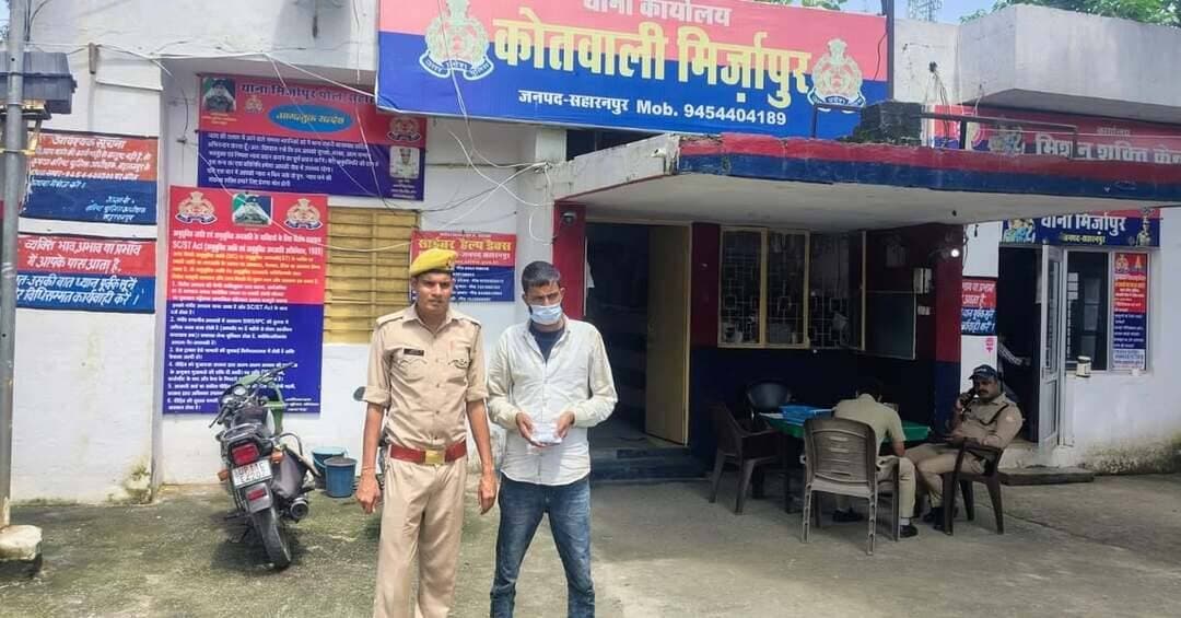 *दि सहारनपुर वॉइस / न्यूज़ 7*
*सच्चाई के साथ हरदम*
*👉🏾👉🏾मिर्जापुर पुलिस का नशे के खिलाफ बड़ा प्रहार, अलग अलग कार्यवाही में 3 तस्कर गिरफ्तार!!*
*👉🏾👉🏾 कुल 411ग्राम अवैध चरस बरामद, ऑपरेशन सवेरा के तहत ताबड़तोड़ कार्रवाई से नशा कारोबारियों में मचा हड़कंप!!*
*मिर्जापुर/सहारनपुर*
_नशे के अवैध कारोबार के खिलाफ थाना मिर्जापुर पुलिस ने बड़ी कार्रवाई करते हुए तीन अलग-अलग मामलों में तीन आरोपियों को गिरफ्तार कर कुल 411 ग्राम अवैध चरस बरामद की है।पुलिस के अनुसार प्रवेज से 135 ग्राम, शौकीन से 124 ग्राम और तौसिर से 152 ग्राम चरस बरामद हुई। तीनों के खिलाफ धारा 8/20 एनडीपीएस एक्ट के तहत मुकदमे दर्ज किए गए हैं।यह कार्रवाई ‘ऑपरेशन सवेरा—नशे के अंधकार से जीवन के उजाले की ओर’ अभियान के तहत थाना प्रभारी विनोद कुमार के नेतृत्व में की गई। पुलिस द्वारा आरोपियों के नशे के कारोबार से जुड़े फॉरवर्ड और बैकवर्ड लिंक की जांच भी की जा रही है।मिर्जापुर पुलिस की लगातार गश्त, चेकिंग और नशा तस्करों के खिलाफ कार्रवाई की क्षेत्र में सराहना हो रही है। पुलिस की यह सक्रियता नशे के कारोबार पर शिकंजा कसने और युवाओं को नशे की गिरफ्त से बचाने की दिशा में सराहनीय कदम है!!_