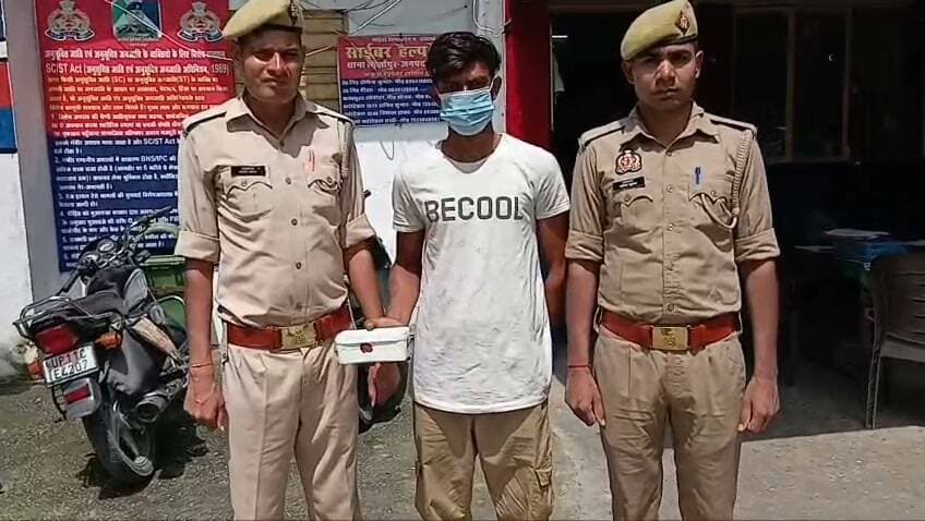 सहारनपुर। मादक पदार्थों की तस्करी और नशे के अवैध कारोबार के खिलाफ चलाए जा रहे “ऑपरेशन सवेरा—नशे के अंधकार से जीवन के उजाले की ओर” अभियान के तहत थाना मिर्जापुर पुलिस ने बड़ी कार्रवाई की है। पुलिस ने गश्त एवं चेकिंग के दौरान एक कथित नशा तस्कर को गिरफ्तार कर उसके कब्जे से 124 ग्राम अवैध चरस बरामद करने का दावा किया है।
पुलिस के अनुसार, यह कार्रवाई 2 सितंबर 2026 को दोपहर करीब 12:10 बजे लंगीपुर जाने वाले कच्चे रास्ते पर चेकिंग के दौरान की गई। गिरफ्तार आरोपी की पहचान शौकीन पुत्र इमरान, निवासी ग्राम पाडली, थाना मिर्जापुर, जिला सहारनपुर के रूप में हुई है।
पुलिस ने बरामदगी के आधार पर थाना मिर्जापुर में मु0अ0सं0 275/2026, धारा 8/20 एनडीपीएस एक्ट के तहत मुकदमा दर्ज किया है। पुलिस का कहना है कि आरोपी से मादक पदार्थों के अवैध कारोबार से जुड़े फॉरवर्ड एवं बैकवर्ड लिंक्स की जांच की जा रही है।
पहले से दर्ज हैं मुकदमे
पुलिस के मुताबिक गिरफ्तार आरोपी का पूर्व में भी आपराधिक इतिहास रहा है। उसके खिलाफ थाना बेहट में धारा 8/21 एनडीपीएस एक्ट तथा थाना मिर्जापुर में धारा 379 भादवि के तहत मुकदमे दर्ज बताए गए हैं।
#Saharanpur #SaharanpurNews #MirzapurPolice #Mirzapur #News7 #TheSaharanpurVoice #OperationSavera #NashaMuktBharat #DrugFreeIndia #DrugFreeSaharanpur #NashaTaskar #Charas #NDPSAct #PoliceAction #UPPolice #SaharanpurPolice #BreakingNews #LatestNews #UPNews #ViralNews