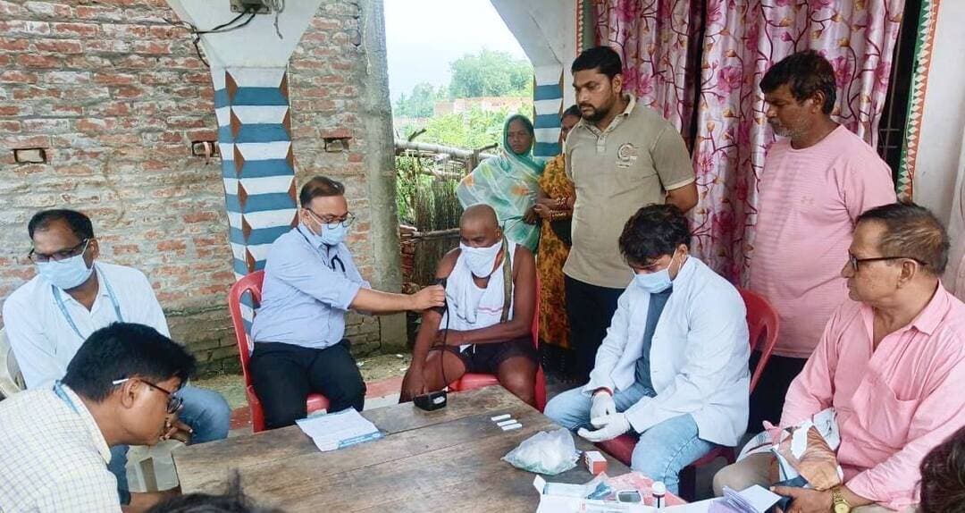 #बलिया #बेल्थरारोड एक ही परिवार में पांच दिन में तीन मौतों से गांव में हड़कंप, प्रशासन ने कराई जांच! #पशुहारी गांव में शिवचन्द्र राजभर के परिवार की दर्दनाक त्रासदी के बाद #एसडीएम के निर्देश पर #सीएचसी सीयर अधीक्षक डॉ. राकेश कुमार सिंह की अगुवाई में #स्वास्थ्य #टीम गांव पहुंची। डॉ. सतेन्द्र वर्मा, HEO प्रमोद कुमार, आनंद कुमार, उमेश कुमार, सुमीत कुमार, विष्णु प्रकाश दुबे, चंदन कुमार, दिनेश सिंह और आशा रूबी देवी ने घर-घर स्वास्थ्य परीक्षण किया। डेंगू, मलेरिया, टाइफाइड और हीमोग्लोबिन की जांच के लिए रक्त नमूने लिए गए। जांच में किसी संक्रामक बीमारी की पुष्टि नहीं हुई, जबकि एहतियात के तौर पर गांव में दवा का छिड़काव और 50 घरों का सर्वे कराया गया।
#followerseveryone #nonfollowersviewers
#Ballia #Pashuhari #HealthTeam #HealthDepartment #CHC #DengueTest #MalariaTest #TyphoidTest #HealthCheckup #GroundReport #BalliaNews #UPNews #LocalNews #BreakingNews