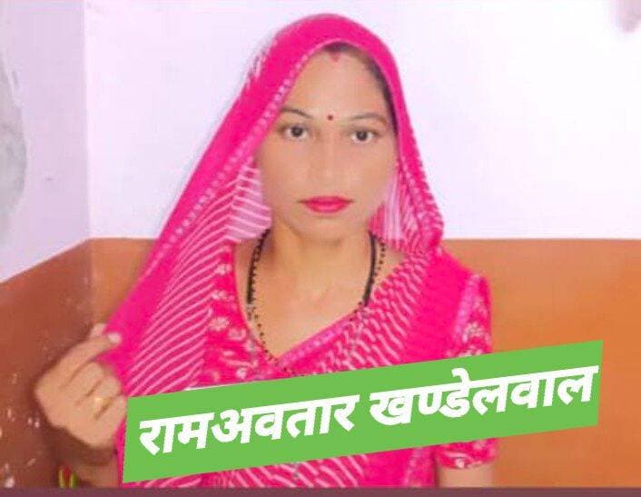 नामांकन वापसी के पहले दिन बड़ा उलटफेर: वार्ड 13 से डिम्पल ने लिया आवेदन वापस, अब बबीता का निर्विरोध निर्वाचन लगभग तय
बृजनगर। नगरपालिका आम चुनाव 2026 में नामांकन वापसी के पहले ही दिन वार्ड नंबर 13 की चुनावी तस्वीर पूरी तरह बदल गई। बुधवार को वार्ड 13 से प्रत्याशी डिम्पल ने अपना नामांकन आवेदन वापस ले लिया, जिसके बाद अब मैदान में केवल बबीता ही शेष रह गई हैं।
डिम्पल के नामांकन वापस लेने के साथ ही वार्ड नंबर 13 में बबीता के निर्विरोध निर्वाचन का रास्ता साफ होता नजर आ रहा है। हालांकि, इसका आधिकारिक ऐलान अभी नहीं हुआ है। निर्वाचन प्रक्रिया के तहत 3 सितंबर को स्थिति स्पष्ट होने और आधिकारिक पुष्टि जारी होने की संभावना है।
नामांकन वापसी की प्रक्रिया रिटर्निंग अधिकारी दुर्गाप्रसाद मीना की देखरेख में नियमानुसार जारी है। पहले दिन नामांकन वापसी के बाद वार्ड 13 में राजनीतिक मुकाबला समाप्त होता दिखाई दे रहा है और अब सभी की नजरें 3 सितंबर को होने वाली आधिकारिक घोषणा पर टिकी हैं।
इस दौरान एसडीएम कार्यालय में तहसीलदार कमलचंद शर्मा, अध्यापक अशोक मित्तल, विनोद मित्तल, महावीर, एसडीएम रीडर विपिन मीना, निजी सहायक विकास कुमार तथा सहायक प्रोग्रामर बृजेश मौजूद रहे।
वार्ड 13 में मुकाबला खत्म, अब आधिकारिक घोषणा का इंतजार
डिम्पल के नामांकन वापस लेने के बाद वार्ड 13 में अब सिर्फ बबीता प्रत्याशी रह गई हैं। ऐसे में स्थानीय चुनावी माहौल में बबीता के निर्विरोध निर्वाचन को लेकर चर्चाएं तेज हो गई हैं। अंतिम स्थिति की पुष्टि निर्वाचन विभाग द्वारा 3 सितंबर को की जाएगी।