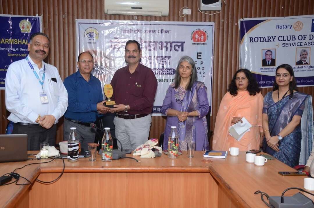 नेत्र देखभाल, नेत्रदान, सर्पदंश, कैंसर एवं एचपीवी टीकाकरण को लेकर जागरूकता कार्यशाला आयोजित ।
“आंखों की देखभाल करें, नेत्रदान का संकल्प लें—किसी के जीवन में रोशनी लाने का उपहार दें”
“सर्पदंश की स्थिति में पीड़ित को तुरंत अस्पताल पहुंचाएं”
“जोनल अस्पताल धर्मशाला में कैंसर के फॉलो-अप उपचार की सुविधा उपलब्ध”
“14 वर्ष पूर्ण कर चुकी तथा 15 वर्ष से कम आयु की बालिकाओं को एचपीवी टीकाकरण करवाने की अपील”
-डॉ. ओमेश भारती
41वें राष्ट्रीय नेत्रदान पखवाड़े के अंतर्गत जोनल अस्पताल धर्मशाला के सम्मेलन कक्ष में जिला स्तरीय स्वास्थ्य जागरूकता कार्यशाला का आयोजन किया गया। कार्यक्रम की अध्यक्षता मुख्य चिकित्सा अधिकारी डॉ. ओमेश भारती ने की। इस अवसर पर वरिष्ठ चिकित्सा अधीक्षक डॉ. अनुराधा शर्मा, जिला स्वास्थ्य अधिकारी डॉ. आर.के. सूद, जिला कार्यक्रम अधिकारी डॉ. अनुराधा तथा जिला टीकाकरण अधिकारी डॉ. दुष्यंत कुमार सहित स्वास्थ्य विभाग के कर्मचारी उपस्थित रहे।
कार्यशाला को संबोधित करते हुए मुख्य चिकित्सा अधिकारी डॉ. ओमेश भारती ने कहा कि इस गतिविधि का मुख्य उद्देश्य लोगों को आंखों की देखभाल, नेत्रदान, सर्पदंश की स्थिति में समय पर उपचार, कैंसर के फॉलो-अप उपचार तथा एचपीवी टीकाकरण के प्रति जागरूक करना है। उन्होंने कहा कि जन-जागरूकता के माध्यम से गंभीर स्वास्थ्य समस्याओं से होने वाली मृत्यु एवं जटिलताओं को काफी हद तक कम किया जा सकता है।
*आंखों की सुरक्षा के लिए नियमित जांच जरूरी*
इस अवसर पर जोनल अस्पताल धर्मशाला के नेत्र विशेषज्ञ डॉ. शैलेंद्र ने आंखों की उचित देखभाल एवं सुरक्षा के संबंध में विस्तृत जानकारी दी। उन्होंने बताया कि 40 वर्ष से अधिक आयु के लोगों तथा मधुमेह से पीड़ित मरीजों को वर्ष में कम से कम एक बार आंखों की जांच करवानी चाहिए।
उन्होंने डिजिटल स्क्रीन के अधिक उपयोग से आंखों पर पड़ने वाले प्रभाव से बचने के लिए 20-20-20 नियम अपनाने की सलाह दी। इसके तहत प्रत्येक 20 मिनट बाद कम से कम 20 फीट दूर किसी वस्तु को 20 सेकंड तक देखने की सलाह दी गई। उन्होंने स्क्रीन टाइम को सीमित करने, संतुलित आहार लेने तथा विटामिन-ए युक्त खाद्य पदार्थ जैसे गाजर, हरी पत्तेदार सब्जियां, दूध एवं पपीता आहार में शामिल करने पर जोर दिया।
उन्होंने कहा कि धूल एवं तेज धूप से आंखों की सुरक्षा के लिए अच्छी गुणवत्ता के धूप के चश्मे का प्रयोग करें तथा चिकित्सकीय परामर्श के बिना किसी भी प्रकार की आई ड्रॉप का इस्तेमाल न करें। पर्याप्त नींद, संतुलित आहार और नियमित नेत्र जांच आंखों को स्वस्थ रखने में महत्वपूर्ण हैं।
*नेत्रदान से किसी के जीवन में आ सकती है रोशनी*
डॉ. शैलेंद्र ने बताया कि मृत्यु के बाद मृतक की आंखें बंद रखनी चाहिए तथा सिर के नीचे तकिया रखकर उसे थोड़ा ऊंचा रखना चाहिए। आंखों को साफ, नम सूती कपड़े से ढककर नमी बनाए रखी जा सकती है।
उन्होंने बताया कि मृत्यु के बाद आंखें निकालने की प्रक्रिया में सामान्यतः 10 से 15 मिनट लगते हैं और इससे चेहरे पर कोई निशान या विकृति नहीं आती।
उन्होंने कहा कि मृत्यु के छह से आठ घंटे के भीतर नेत्रदान किया जा सकता है। नेत्रदाता की मृत्यु के बाद पंखा बंद कर देना चाहिए, पलकों को धीरे से बंद करना चाहिए तथा निकटतम आई बैंक से जल्द संपर्क करना चाहिए।
उन्होंने बताया कि किसी भी आयु, लिंग अथवा रक्त समूह का व्यक्ति नेत्रदान कर सकता है। कॉर्निया दान के माध्यम से कॉर्नियल अंधत्व से पीड़ित लोगों को दृष्टि प्रदान करने में मदद मिल सकती है। उन्होंने स्वास्थ्य कार्यकर्ताओं से आह्वान किया कि वे ग्रामीण एवं जमीनी स्तर तक पहुंचकर लोगों को मोतियाबिंद, ग्लूकोमा तथा कॉर्नियल अंधत्व के बारे में जागरूक करें।
उन्होंने कहा कि नेत्रदान को लेकर समाज में व्याप्त भ्रांतियों को दूर करना और लोगों को स्वेच्छा से नेत्रदान का संकल्प लेने के लिए प्रेरित करना इस पखवाड़े का प्रमुख उद्देश्य है। उन्होंने यह भी सलाह दी कि जो व्यक्ति नेत्रदान का संकल्प लेते हैं, वे अपने परिवार, रिश्तेदारों एवं पड़ोसियों को भी इसकी जानकारी दें, ताकि मृत्यु के बाद समय पर आई बैंक से संपर्क कर नेत्रदान सुनिश्चित किया जा सके।
इस अवसर पर सभी प्रतिभागियों को नेत्रदान की शपथ भी दिलाई गई। स्वास्थ्य विभाग ने आम जनता से अपील की कि वे नेत्रदान का संकल्प लेकर किसी जरूरतमंद के जीवन में दृष्टि की रोशनी लाने में अपना योगदान दें।
*जोनल अस्पताल धर्मशाला में कैंसर के फॉलो-अप उपचार की सुविधा*
कार्यशाला के दौरान सीएमओ डॉ. ओमेश भारती ने बताया कि जोनल अस्पताल धर्मशाला तथा सिविल अस्पताल नूरपुर में डे-केयर कैंसर सेंटर की सुविधा उपलब्ध है। उन्होंने कहा कि डॉ. राजेंद्र प्रसाद राजकीय आयुर्विज्ञान महाविद्यालय, टांडा में कैंसर का उपचार करवा रहे मरीज इन केंद्रों में भी अपने उपचार को जारी रख सकते हैं।
वरिष्ठ चिकित्सा अधीक्षक डॉ. अनुराधा शर्मा ने बताया कि कैंसर के फॉलो-अप उपचार के लिए अस्पताल आने वाले मरीज टांडा से प्राप्त अपनी दवाइयां लेकर अस्पताल आ सकते हैं। उन्होंने कहा कि मरीजों की सुविधा के लिए वे कमरा नंबर 208 में संपर्क कर सकते हैं, ताकि उपचार के दौरान उन्हें किसी प्रकार की असुविधा न हो।
*सर्पदंश की स्थिति में तुरंत अस्पताल पहुंचाएं*
कार्यशाला में सर्पा प्रोजेक्ट की श्रीमती अर्चना फुल्ल ने सर्पदंश से बचाव, क्या करें और क्या न करें तथा उपचार के बारे में प्रतिभागियों को विस्तृत जानकारी दी। उन्होंने कहा कि सर्पदंश की स्थिति में समय बर्बाद किए बिना पीड़ित को तुरंत अस्पताल पहुंचाना अत्यंत आवश्यक है।
उन्होंने बताया कि सर्पदंश की स्थिति में प्रभावित अंग को स्थिर रखें, पीड़ित को शांत रखें तथा हाथ या पैर में पहनी हुई अंगूठी, चूड़ी अथवा अन्य कसने वाली वस्तुओं को तुरंत हटा दें। यदि मरीज बेहोश हो जाए तो उसे बाईं करवट रिकवरी पोजीशन में रखें। आपात स्थिति में 108 एंबुलेंस सेवा की सहायता लेते हुए पीड़ित को नजदीकी अस्पताल पहुंचाएं।
उन्होंने बताया कि जहरीले सर्प के काटने की स्थिति में एंटी-स्नेक वेनम (ASV) ही प्रमाणित उपचार है, जो सरकारी अस्पतालों में निःशुल्क उपलब्ध है।
उन्होंने लोगों को आगाह किया कि सर्पदंश के स्थान पर चीरा न लगाएं, जहर चूसने का प्रयास न करें और घाव पर क्रीम, जड़ी-बूटी अथवा किसी रसायन का प्रयोग न करें। प्रभावित अंग पर कसकर कपड़ा या टूर्निकेट न बांधें। घरेलू उपचार, झाड़-फूंक अथवा अन्य अप्रमाणित उपचारों में समय न गंवाएं। उन्होंने कहा कि सांप को पकड़ने अथवा मारने के प्रयास में समय बर्बाद न करें और पीड़ित को चलने न दें, बल्कि सीधे अस्पताल पहुंचाएं।
*एचपीवी टीकाकरण से सर्वाइकल कैंसर की रोकथाम*
जिला टीकाकरण अधिकारी डॉ. दुष्यंत कुमार ने मानव पैपिलोमा वायरस (एचपीवी) टीके के महत्व के बारे में जानकारी देते हुए बताया कि एचपीवी टीकाकरण सर्वाइकल कैंसर की रोकथाम में महत्वपूर्ण भूमिका निभाता है।
उन्होंने बताया कि 14 वर्ष की आयु पूर्ण कर चुकी तथा 15 वर्ष से कम आयु की बालिकाओं को एचपीवी वैक्सीन सरकारी अस्पतालों में निःशुल्क लगाई जा सकती है।
मुख्य चिकित्सा अधिकारी डॉ. ओमेश भारती ने सभी से अपील की कि वे एचपीवी टीकाकरण की उपयोगिता एवं सुरक्षा के बारे में अधिक से अधिक जागरूकता फैलाएं, ताकि अधिक से अधिक पात्र बालिकाएं इस सुविधा का लाभ उठा सकें।
कार्यशाला में रोटरी क्लब, इनरव्हील तथा जागोरी संस्था के सदस्यों ने भी भाग लिया। प्रतिभागियों ने स्वास्थ्य संबंधी इन महत्वपूर्ण विषयों पर प्राप्त जानकारी एवं संदेशों को गांव-गांव तक पहुंचाने तथा समुदाय में जागरूकता बढ़ाने का संकल्प लिया, ताकि समय पर उपचार, रोकथाम और स्वास्थ्य सेवाओं के माध्यम से लोगों की जान बचाई जा सके।