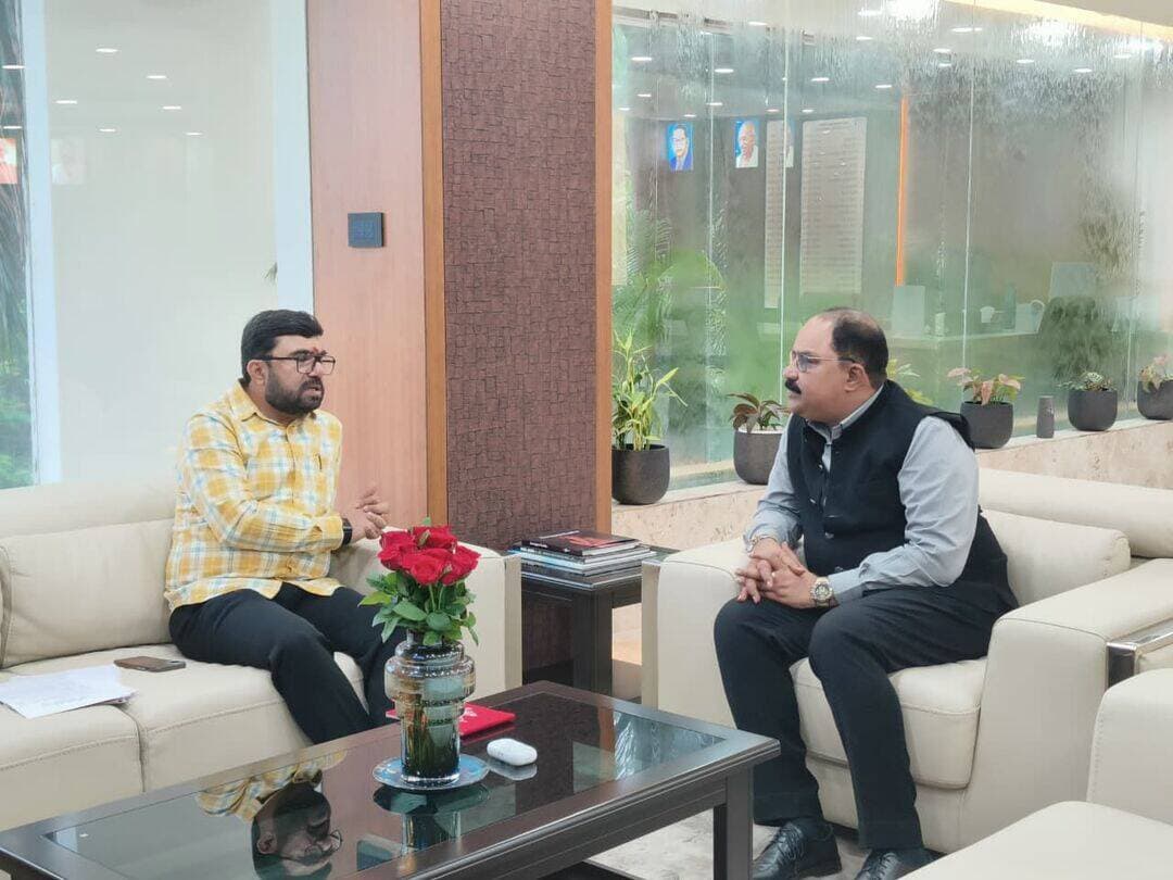कोयलांचल के लिए बड़ी पहल
⛏️ WCL CMD से सांसद बंटी विवेक साहू की अहम मुलाकात
नागपुर में हुई मुलाकात में पेंच-कन्हान क्षेत्र के विकास और नई खदानों को लेकर कई बड़े मुद्दे उठे।
🔴 प्रमुख मांगें—
⛏️ तानसी, धाउनार्थ, भाखरा, टेढ़ी इमली सहित नई खदानें शीघ्र शुरू हों।
⛏️ नंदन-02, भाखरा, उरधन व विष्णुपुरी खदानों को प्रारंभ कराने की पहल।
⛏️ विष्णुपुरी व ठिसगोरा-माथनी माइन्स को ओपनकास्ट करने पर विचार।
👷 स्थानीय ठेका मजदूरों को प्राथमिकता और बायोमेट्रिक उपस्थिति।
🏥 छिंदवाड़ा के अस्पताल WCL पैनल में शामिल हों, पेंशनरों को आयुष्मान का लाभ मिले।
🏫 झुर्रे में DAV/केंद्रीय विद्यालय और छिंदवाड़ा में माइनिंग प्रशिक्षण केंद्र की मांग।
💧 बंद खदानों के पानी का पेयजल-सिंचाई में उपयोग।
🏟️ परासिया में स्टेडियम, कामगारों को रिक्त आवास और कोयलांचल में इको पार्क।
🏗️ परासिया कॉम्प्लेक्स की WCL आपत्ति वापस लेने का आग्रह।
🛣️ उरधन-शिवपुरी सड़क की अनियमितता की जांच की मांग।
📌 CMD ने बताया कि चार खदानों को शीघ्र प्रारंभ कराने की कार्यवाही मंत्रालय स्तर पर चल रही है।
भारतीय जनता पार्टी जुन्नारदेव विधानसभा
<nis:link nis:type=tag nis:id=breakingnews nis:value=BreakingNews nis:enabled=true nis:link/> <nis:link nis:type=tag nis:id=chhindwara nis:value=Chhindwara nis:enabled=true nis:link/> <nis:link nis:type=tag nis:id=kanhan nis:value=Kanhan nis:enabled=true nis:link/> <nis:link nis:type=tag nis:id=pench nis:value=Pench nis:enabled=true nis:link/> <nis:link nis:type=tag nis:id=wcl nis:value=WCL nis:enabled=true nis:link/> <nis:link nis:type=tag nis:id=buntysahu nis:value=BuntySahu nis:enabled=true nis:link/> <nis:link nis:type=tag nis:id=development nis:value=Development nis:enabled=true nis:link/> <nis:link nis:type=tag nis:id=employment nis:value=Employment nis:enabled=true nis:link/>