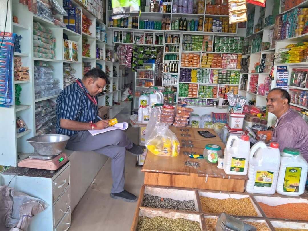 जिलेभर में दूध की गुणवत्ता जांच के लिए विशेष रैपिड टेस्ट अभियान
डेयरी एवं चिलिंग सेंटरों से दूध के 15 नमूनों की मौके पर जांच, सभी नमूने पाए गए संतोषजनक
नियंत्रक, खाद्य एवं औषधि प्रशासन, मध्यप्रदेश, भोपाल के आदेशानुसार खाद्य सुरक्षा विभाग द्वारा जिलेभर में दूध की गुणवत्ता की जांच के लिए विशेष रैपिड टेस्ट अभियान चलाया जा रहा है। अभियान के तहत विभिन्न डेयरियों, दूध कलेक्शन सेंटरों एवं चिलिंग सेंटरों का निरीक्षण कर रैपिड टेस्टिंग किट की सहायता से मौके पर ही दूध की गुणवत्ता एवं संभावित मिलावट की जांच की जा रही है।
अभियान के दौरान दूध में माल्टोडेक्सट्रिन, स्टार्च, शुगर, सॉल्ट एवं हाइड्रोजन परॉक्साइड आदि की उपस्थिति की प्राथमिक जांच की जा रही है। इसी क्रम में रंभापुर स्थित गुरुकृपा दूध डेयरी, नंदनी दूध डेयरी एवं साईं मिल्क चिलिंग सेंटर तथा झाबुआ स्थित देवकृपा दूध डेयरी, देव नारायण दूध डेयरी एवं नाकौड़ा दूध डेयरी सहित विभिन्न प्रतिष्ठानों पर दूध के कुल 15 नमूनों का रैपिड टेस्ट किया गया।
मौके पर की गई प्रारंभिक जांच में परीक्षण किए गए सभी 15 दूध नमूने संतोषजनक पाए गए तथा किसी भी नमूने में संदिग्ध मिलावट नहीं पाई गई।
खाद्य सुरक्षा विभाग द्वारा वरिष्ठ कार्यालय के निर्देशानुसार जिले के अन्य क्षेत्रों में भी लगातार औचक निरीक्षण किए जाएंगे। इस दौरान डेयरियों, दूध कलेक्शन सेंटरों एवं चिलिंग सेंटरों पर रैपिड टेस्टिंग किट के माध्यम से दूध की गुणवत्ता एवं संभावित मिलावट की मौके पर जांच का अभियान निरंतर जारी रहेगा।
जांच कार्रवाई के दौरान खाद्य सुरक्षा अधिकारी श्री वेलसिंह मोरी एवं श्री राहुल सिंह अलावा उपस्थित रहे।
Jansampark Madhya Pradesh CM Madhya Pradesh Indore Commissioner General Administration Department, MP #Jhabua #JansamparkMP