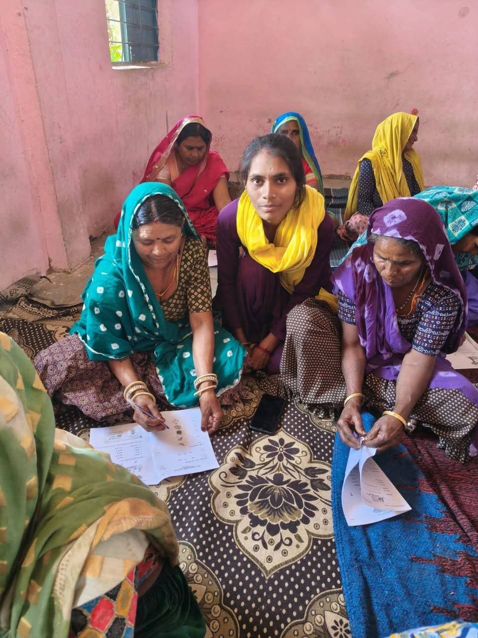 जिले में साक्षरता पखवाड़े का आगाज
अंतरराष्ट्रीय साक्षरता दिवस के उपलक्ष्य में ग्राम स्तर तक आयोजित होंगी विविध गतिविधियां
असाक्षर व्यक्तियों का चिन्हांकन, पंजीयन एवं बुनियादी साक्षरता से जोड़ने पर रहेगा विशेष जोर
राज्य शिक्षा केन्द्र भोपाल के निर्देशानुसार जिले में 08 सितम्बर को अंतरराष्ट्रीय साक्षरता दिवस के उपलक्ष्य में साक्षरता पखवाड़े का आयोजन किया जा रहा है। कलेक्टर डॉ. योगेश तुकाराम भरसट के नेतृत्व एवं मुख्य कार्यपालन अधिकारी जिला पंचायत श्री जितेन्द्र सिंह चौहान के मार्गदर्शन में जिला स्तर से लेकर संकुल एवं ग्राम स्तर तक विभिन्न जागरूकता एवं साक्षरता गतिविधियां आयोजित की जाएंगी।
साक्षरता पखवाड़े के दौरान वर्ष 2011 की जनगणना के आधार पर असाक्षर व्यक्तियों का घर-घर जाकर शत-प्रतिशत चिन्हांकन, ऑनलाइन पंजीयन एवं अंकसूची वितरण किया जाएगा। साथ ही स्वयंसेवी अक्षर साथियों को प्रेरित कर उनका पंजीयन, साक्षरता कक्षाओं का नियमित संचालन तथा सामाजिक चेतना केन्द्रों का निरीक्षण किया जाएगा। शासकीय एवं अशासकीय विभागों और शैक्षणिक संस्थाओं के साथ कार्यशालाएं एवं बैठकें भी आयोजित की जाएंगी।
रैली, प्रभात फेरी और नुक्कड़ नाटकों से दिया जाएगा साक्षरता का संदेश
पखवाड़े को जनअभियान का स्वरूप देने के लिए छात्र-छात्राओं के सहयोग से साक्षरता रैली, साइकिल रैली, प्रभात फेरी और नुक्कड़ नाटक आयोजित किए जाएंगे। इसके अतिरिक्त साक्षरता संबंधी नारा लेखन, चौपाल, जागरूकता शिविर तथा विभिन्न प्रचार-प्रसार माध्यमों से शिक्षा एवं साक्षरता के महत्व का व्यापक प्रचार किया जाएगा।
अभियान में शासकीय एवं अशासकीय विद्यालयों और महाविद्यालयों के विद्यार्थी एवं शिक्षक, शासकीय शिक्षा महाविद्यालय एवं डाइट के प्रशिक्षणार्थी, समुदाय के सदस्य, आंगनवाड़ी कार्यकर्ता, पंचायती राज संस्थाओं के प्रतिनिधि, प्राचार्य एवं प्रधानाध्यापक, एनसीसी एवं एनएसएस के स्वयंसेवक, शिक्षित दीदियां, सामाजिक संस्थाएं, स्व-सहायता समूहों के शिक्षित कार्यकर्ता, शासकीय एवं सेवानिवृत्त शासकीय सेवक तथा नगरीय निकायों के कर्मचारियों सहित विभिन्न विभागों का सहयोग लिया जाएगा। राज्य शिक्षा केन्द्र के संचालक श्री हरजिंदर सिंह एवं नियंत्रक श्री राकेश दुबे द्वारा निर्धारित गतिविधि कैलेंडर के अनुसार पूरे जिले में कार्यक्रम आयोजित किए जाएंगे।
असाक्षर व्यक्तियों को बुनियादी साक्षरता एवं संख्यात्मक ज्ञान से जोड़ना मुख्य उद्देश्य
साक्षरता कार्यक्रम का प्रमुख उद्देश्य असाक्षर व्यक्तियों को बुनियादी साक्षरता एवं संख्यात्मक ज्ञान प्रदान करना है। इस उद्देश्य की पूर्ति के लिए शैक्षणिक सत्र 2026-27 में शासकीय एवं अशासकीय विद्यालयों की कक्षा 9वीं एवं 10वीं के सामाजिक विज्ञान तथा कक्षा 11वीं एवं 12वीं के राजनीति विज्ञान विषय के विद्यार्थियों के साथ महाविद्यालयीन छात्र-छात्राओं के प्रोजेक्ट वर्क में ‘उल्लास-नवभारत साक्षरता कार्यक्रम’ को समाहित किया गया है।
विद्यार्थियों को अक्षर साथी के रूप में एनआईएलपी एप पर पंजीकृत कर असाक्षर व्यक्तियों को साक्षर बनाने के अभियान से जोड़ा जाएगा। पखवाड़े के दौरान बैठकों एवं चौपालों के माध्यम से नवसाक्षरों को विभिन्न विभागों द्वारा संचालित योजनाओं की जानकारी दी जाएगी तथा पूर्व में आयोजित परीक्षाओं में सम्मिलित नवसाक्षरों को पात्रतानुसार योजनाओं का लाभ दिलाने पर भी प्राथमिकता से कार्य किया जाएगा।
इसके साथ ही प्रत्येक विकासखंड से 20-20 नवसाक्षरों को कक्षा 5वीं की परीक्षा में सम्मिलित कराने का लक्ष्य रखा गया है। इनमें एनआरएलएम के स्व-सहायता समूहों की दीदियां, मध्यान्ह भोजन समूह की दीदियां, महिला एवं बाल विकास विभाग की सहायिकाएं तथा अन्य विभागों में कार्यरत नवसाक्षरों को प्राथमिकता से शामिल किया जाएगा।
Jansampark Madhya Pradesh CM Madhya Pradesh Indore Commissioner Department of School Education, Madhya Pradesh #Jhabua #JansamparkMP