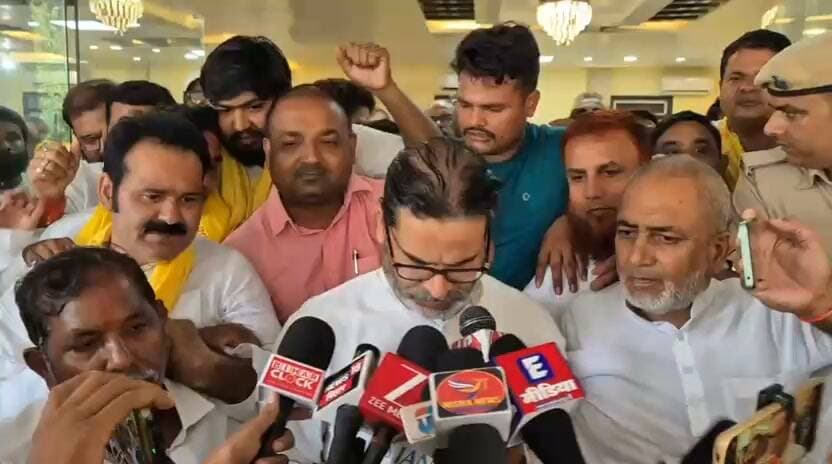 *PK ने डस्टबिन घोटाले में मंगल पांडेय के साथ तेजस्वी को भी घेरा, बोले - डस्टबिन की खरीद तेजस्वी यादव के स्वास्थ्य मंत्री रहते शुरू हुई, इस मामले में मंगल पांडेय के साथ उनकी भूमिका की भी जांच होनी चाहिए*
*प्रशांत किशोर दिल्ली में बिहार के मंत्री को चप्पल से मारने की कथित घटना पर बोले - सुनने में आ रहा है कि एक मंत्री पर आरोप लगा है कि दिल्ली में एक लड़की से छेड़खानी करने पर जूता-चप्पल से मारा गया है, जब सरकार के मुखिया का चरित्र ही दागदार-अपराधी है तो इस तरह कि घटनाएं सरकार के मंत्री, विधायक, व्यवस्था से जुड़े लोग और अधिकारियों से सुनने को मिलती रहेगी*