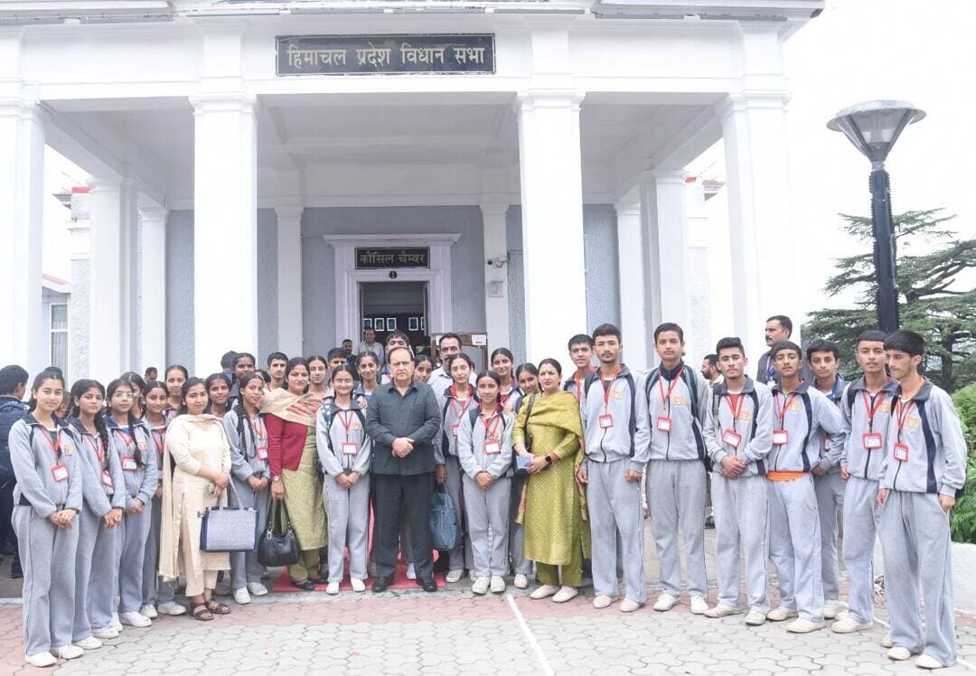 भारत दुनिया का सबसे बड़ा लोकतंत्र: कुलदीप पठानियां
शिमला में विभिन्न स्कूल-कॉलेजों के करीब 210 छात्र-छात्राओं ने हिमाचल प्रदेश विधानसभा सचिवालय का दौरा किया। विधानसभा अध्यक्ष कुलदीप सिंह पठानियां ने विद्यार्थियों को संसदीय प्रणाली, लोकसभा, राज्यसभा और विधानसभा की कार्यप्रणाली की जानकारी दी। उन्होंने कहा कि लोकसभा और विधानसभा लोकतंत्र के सबसे बड़े मंदिर हैं।
इस दौरान पठानियां ने विधानसभा के ऐतिहासिक कौंसिल चैंबर के बारे में भी विद्यार्थियों को जानकारी दी। उन्होंने बताया कि वर्ष 1925 में विट्ठल भाई पटेल इसी सदन में राष्ट्रीय असेंबली के पहले निर्वाचित अध्यक्ष बने थे। विद्यार्थियों को सदन की ऐतिहासिक घटनाओं और लोकतांत्रिक व्यवस्था से जुड़े महत्वपूर्ण पहलुओं से भी अवगत करवाया गया।
#HimachalPradesh #Shimla #KuldeepPathania #HimachalAssembly #Democracy #IndianDemocracy #Students #PoliticalNews #HimachalNews #ShimlaNews