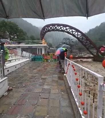 🚨 कैची धाम में शिप्रा नदी उफान पर! 🌊
मूसलाधार बारिश के बाद शिप्रा नदी का जलस्तर तेजी से बढ़ा, जिससे खतरा बढ़ गया है। नदी के उफान को देखते हुए लोगों से सतर्क रहने और नदी के आसपास जाने से बचने की अपील की जा रही है।
#KainchiDham #ShipraRiver #Uttarakhand #HeavyRain #RainAlert #Nainital #UttarakhandNews