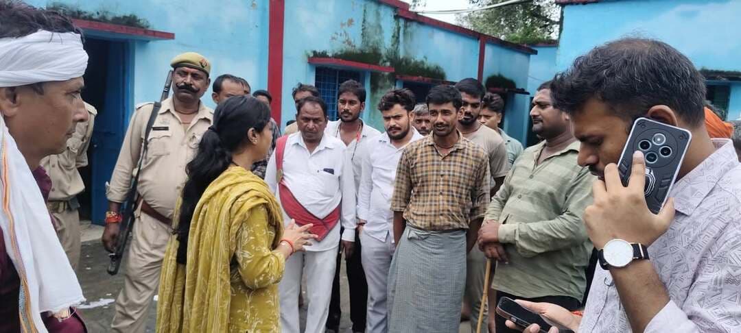 बाढ़ पीड़ितों को राशन किट और भोजन वितरित, एसडीएम ने सुनी ग्रामीणों की समस्याएं
चित्रकूट - राजापुर तहसील क्षेत्र में बाढ़ प्रभावित क्षेत्रों में राहत कार्य लगातार जारी है। उपजिलाधिकारी राजापुर पूजा गुप्ता ने औदहा में 50 और ब्योहरा में 100 राशन किट वितरित कर प्रभावित परिवारों को राहत पहुंचाई। वहीं अरछा बरेठी गांव में प्रधान अनिल यादव द्वारा तैयार कराए गए 300 लोगों के भोजन का एसडीएम ने मौके पर पहुंचकर वितरण कराया। इस दौरान उन्होंने ग्रामीणों से उनकी समस्याएं सुनीं और उनका हालचाल भी जाना।