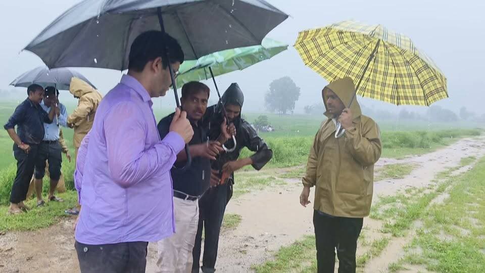 डोंडा माफी टैंक का जिलाधिकारी व पुलिस अधीक्षक ने किया निरीक्षण
अतिरिक्त जल निकासी के लिए खोले गए दोनों स्पिलवे गेट, क्षतिग्रस्त भाग की मरम्मत का कार्य जारी
जिलाधिकारी पुलकित गर्ग व पुलिस अधीक्षक अरुण कुमार सिंह द्वारा ग्राम पंचायत डोडा माफी के डोडा माफी टैंक का निरीक्षण किया गया। इस अवसर पर अधिशासी अभियंता सिंचाई प्रखंड प्रथम कर्वी एस के प्रसाद द्वारा अवगत कराना है कि मध्यप्रदेश की सीमा में 27.08. 2026 एवं 28.08.2026 में वीरसिंह पुर तहसील क्षेत्र में 135.20 एम०एम० एवं मझगवां तहसील में 81.60 एम०एम० वर्षा होने के कारण डोडा माफी टैंक में लगभग 6500 क्यूसेक से अधिक पानी की आवक के कारण टैंक का जलस्तर बढने लगा।
टैंक में पानी के जलस्तर बढ़ते ही अतिरिक्त जल निकासी हेतु 29.08.2026 को प्रातः 3:00 बजे टैंक के दोनो स्पिलवे गेट खोल दिये गयें। क्योकि स्पिलवे गेट की क्षमता 3500 क्यूसेक है, जबकि टैंक में लगभग 6500 क्यूसेक से अधिक पानी आ रहा था। स्पिलवे गेट से सम्पूर्ण अतिरिक्त पानी की निकासी सम्भव नही हो पा रहा था, जिसके कारण टैंक का जलस्तर एफ०आर०एल० से ऊपर पहुंचने लगा। टैंक की सुरक्षा के दृष्टिगत स्पिलवे गेंट के बायें तरफ जमीन कटवा दिया गया जिससे अतिरिक्त पानी निकल गया। वर्तमान में जलाशय का जलस्तर एफ०आर०एल० से नीचे है।
टैंक के दोनो स्पिलवे गेट खुले हुये है। टैंक पूर्णतः सुरक्षित है। सहायक अभियन्ता एवं जूनियर इंजीनियर द्वारा लगातार टैंक पर आवस्थान करके निगरानी की जा रही है। स्पिलवे गेंट के बायें तरफ क्षतिग्रस्त भाग की मरम्मत करायी जा रही है। जिलाधिकारी ने कहा कि उसे अतिशीघ्र क्षतिग्रस्त मार्ग का मरम्मत कराया जाए जिससे कि पानी को पुनः एकत्रित किया जा सके।पानी संचयन से आस-पास के लोगों को कृषि व अन्य कार्यों में प्रयोग किया जा सके।