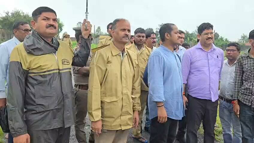 बाढ़ से क्षतिग्रस्त रपटों एवं पुलिया का विधायक, डीएम व एसपी ने किया निरीक्षण
माननीय विधायक अविनाश चंद्र द्विवेदी, जिलाधिकारी पुलकित गर्ग एवं पुलिस अधीक्षक अरुण कुमार सिंह ने जनपद में आई बाढ़ के कारण टिकरिया एवं जारों माफी क्षेत्र में क्षतिग्रस्त रपटा एवं पुलिया का निरीक्षण किया।
निरीक्षण के दौरान अधिशासी अभियंता, लोक निर्माण विभाग, निर्माण खंड-1 द्वारा अवगत कराया गया कि क्षतिग्रस्त सेतु के मरम्मत एवं पुनर्निर्माण हेतु आकलन तैयार कर लोक निर्माण विभाग मुख्यालय को प्रेषित किया गया है।
जिलाधिकारी ने निर्देश दिए कि जलस्तर कम होने तक आवागमन सुचारु बनाए रखने के लिए आवश्यकतानुसार वैकल्पिक मार्ग की व्यवस्था कराई जाए। साथ ही, सुरक्षा की दृष्टि से क्षतिग्रस्त रपटे/पुलिया पर भारी वाहनों का आवागमन पूर्णतः प्रतिबंधित रखा जाए तथा संबंधित स्थानों पर आवश्यक चेतावनी संकेतक लगाए जाएं।
इसके पश्चात जिलाधिकारी ने जारोमाफी में बाढ़ से क्षतिग्रस्त पुल का निरीक्षण किया। उन्होंने अधिशासी अभियंता, लोक निर्माण विभाग, निर्माण खंड-1 को निर्देशित किया कि पुल की मरम्मत के लिए स्पेशल रिपेयर के अंतर्गत प्रस्ताव तत्काल तैयार कर शासन को प्रेषित किया जाए।
जिलाधिकारी ने उपजिलाधिकारी को निर्देश दिए कि जब तक जलस्तर सामान्य न होने के कारण आवागमन बाधित है, तब तक प्रभावित क्षेत्रों में राहत सामग्री, खाद्यान्न एवं पेयजल सहित आवश्यक सुविधाओं की उपलब्धता सुनिश्चित की जाए, ताकि बाढ़ प्रभावित ग्रामीणों को किसी प्रकार की कठिनाई का सामना न करना पड़े। इस अवसर पर उप जिलाधिकारी मानिकपुर उपस्थित थे।
